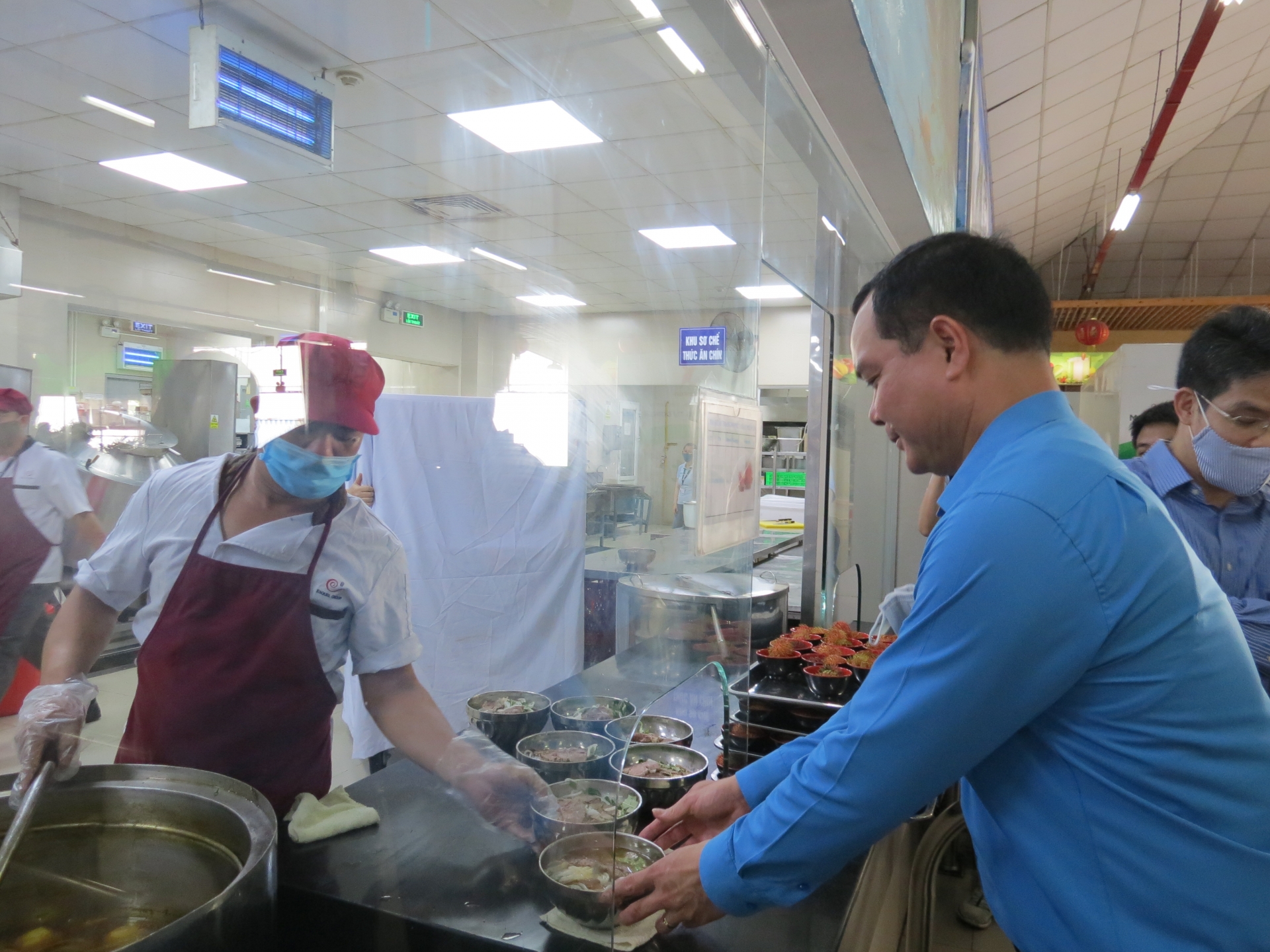 Đồng chí Nguyễn Đình Khang: “Chung mâm cơm nghĩa là gia đình đấy” dong chi nguyen dinh khang chung bua com chung bat dua nghia la gia dinh day