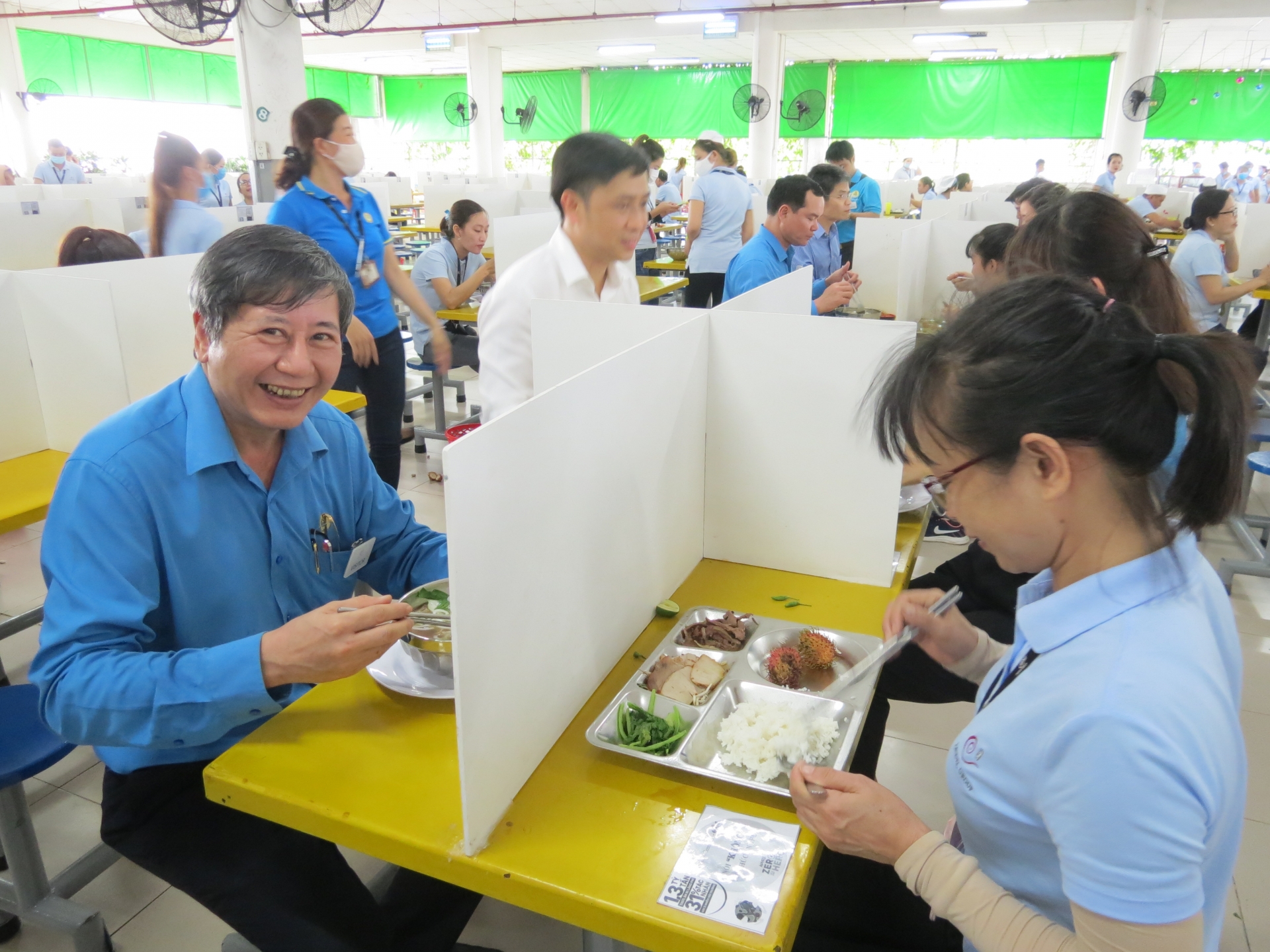Đồng chí Nguyễn Đình Khang: “Chung mâm cơm nghĩa là gia đình đấy” dong chi nguyen dinh khang chung bua com chung bat dua nghia la gia dinh day
