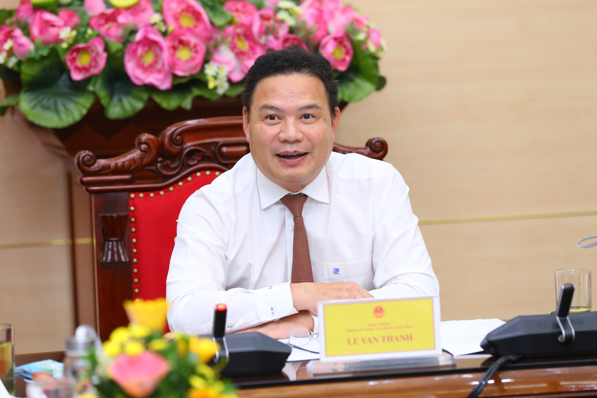 tro lai voi the gioi viec lam mot cach ky luat la chia khoa giup phuc hoi nen kinh te