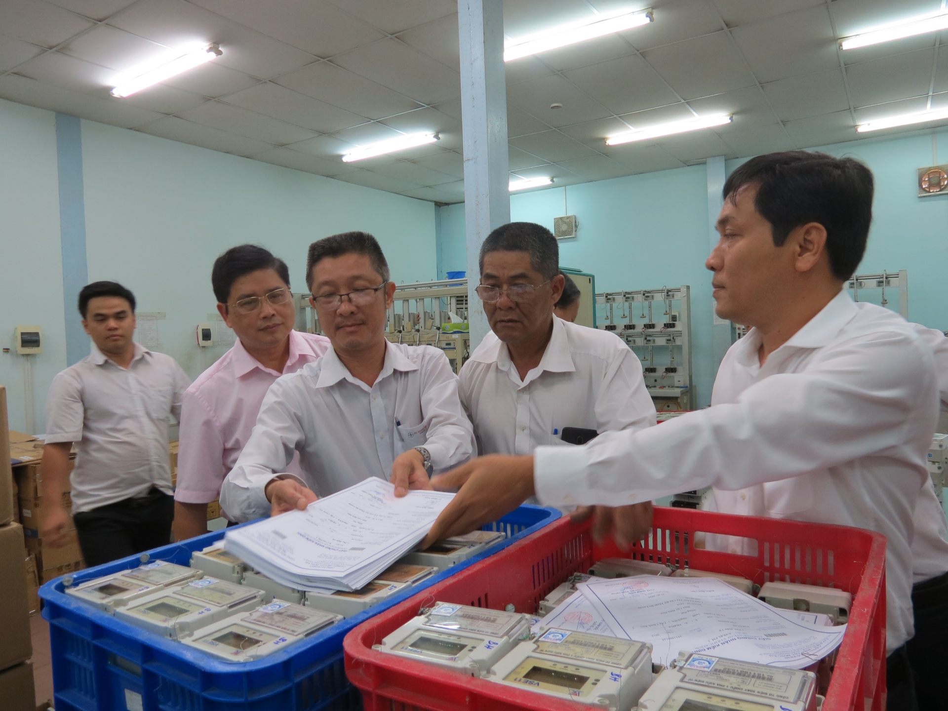 Kỳ cuối: Công tơ điện là phương tiện đo lường quan trọng và phải kiểm soát chặt chẽ ky cuoi cong to dien la phuong tien do luong quan trong va phai kiem soat chat che