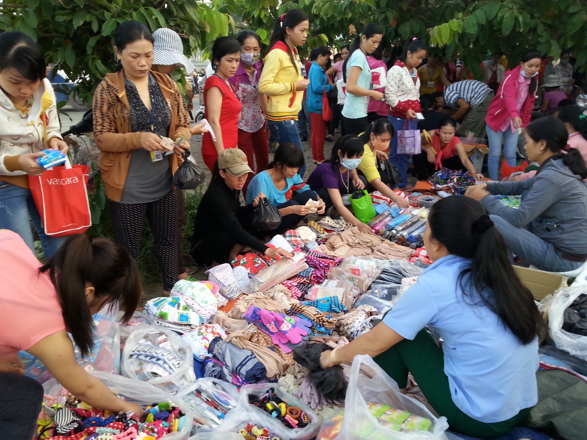 Công nhân mình ơi, đừng vung tay quá trán rồi khi túng quẫn lại đi vay tín dụng "đen"