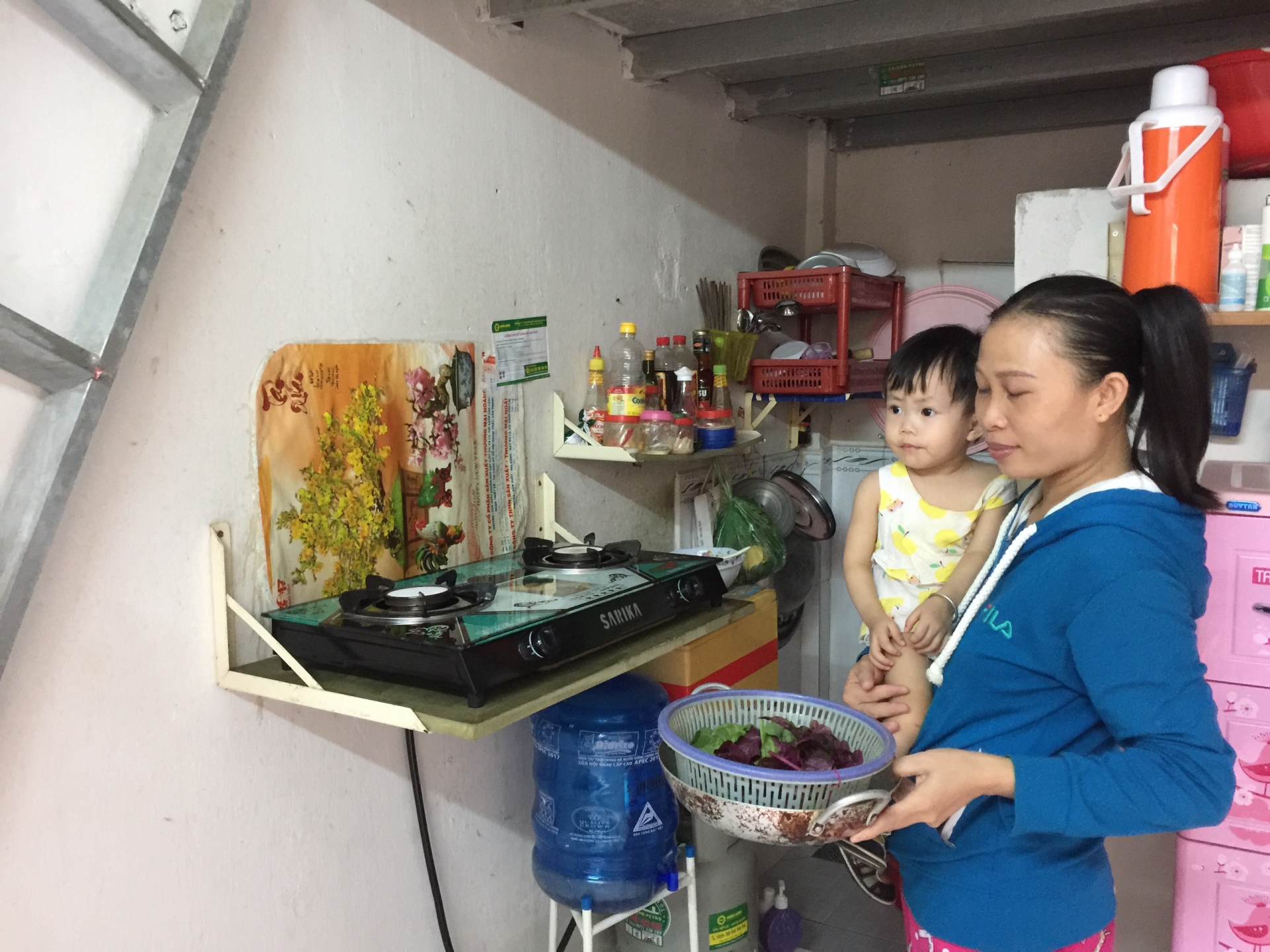 Mẹ con chị Vi Thị Nga trong phòng trọ trên đường Phạm Văn Chiêu, quận Gò Vấp. Chị Nga là công nhân Công ty Huê Phong với 7 năm làm việc, mức lương cơ bản hơn 5,4 triệu đồng/tháng 0447 8c2d9a9f90c66d9834d7