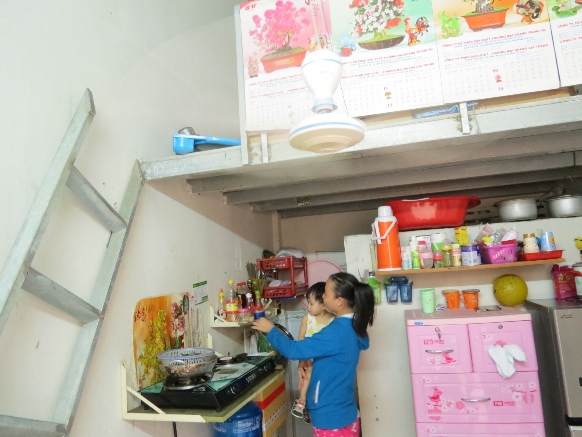 Chị Vi Thị Nga, quê Nghệ An, công nhân Công ty Huê Phong, đang ở trọ trên đường Phạm Văn Chiêu, quận Gò Vấp. Chị và tất cả các công nhân từng làm việc ở Huê Phong mất việc 2645 img 4828