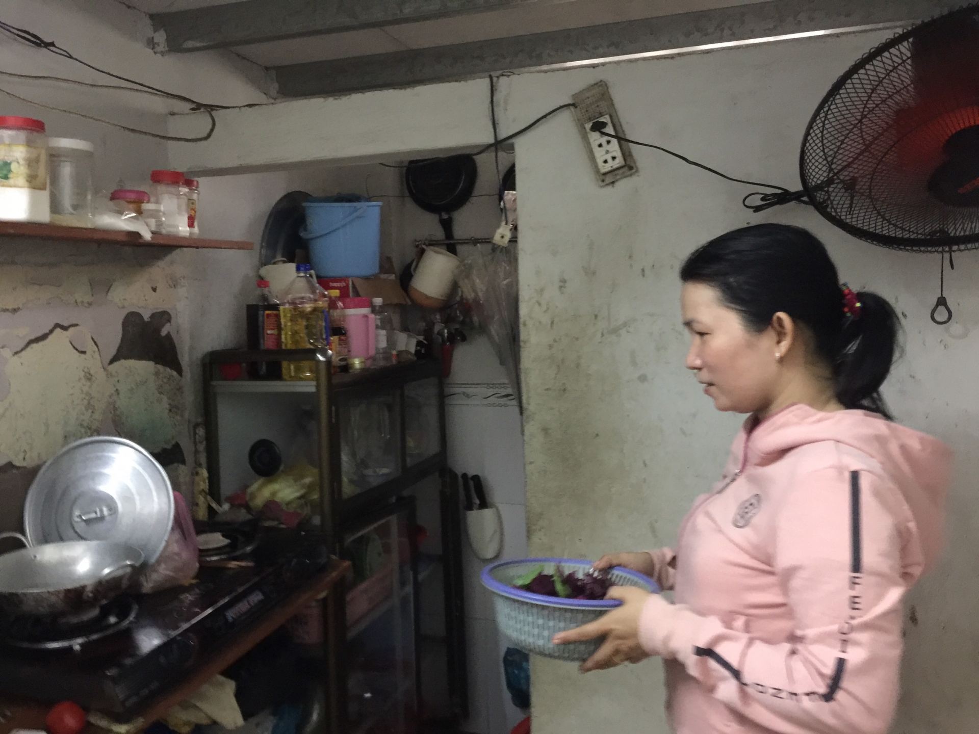 Chị Nguyễn Thị Kiều, quê Quảng Nam, gần 20 năm gắn bó với Công ty Huê Phong giờ đây cũng chịu cảnh bị cắt giảm lao động 2954 3d7340d34b8ab6d4ef9b