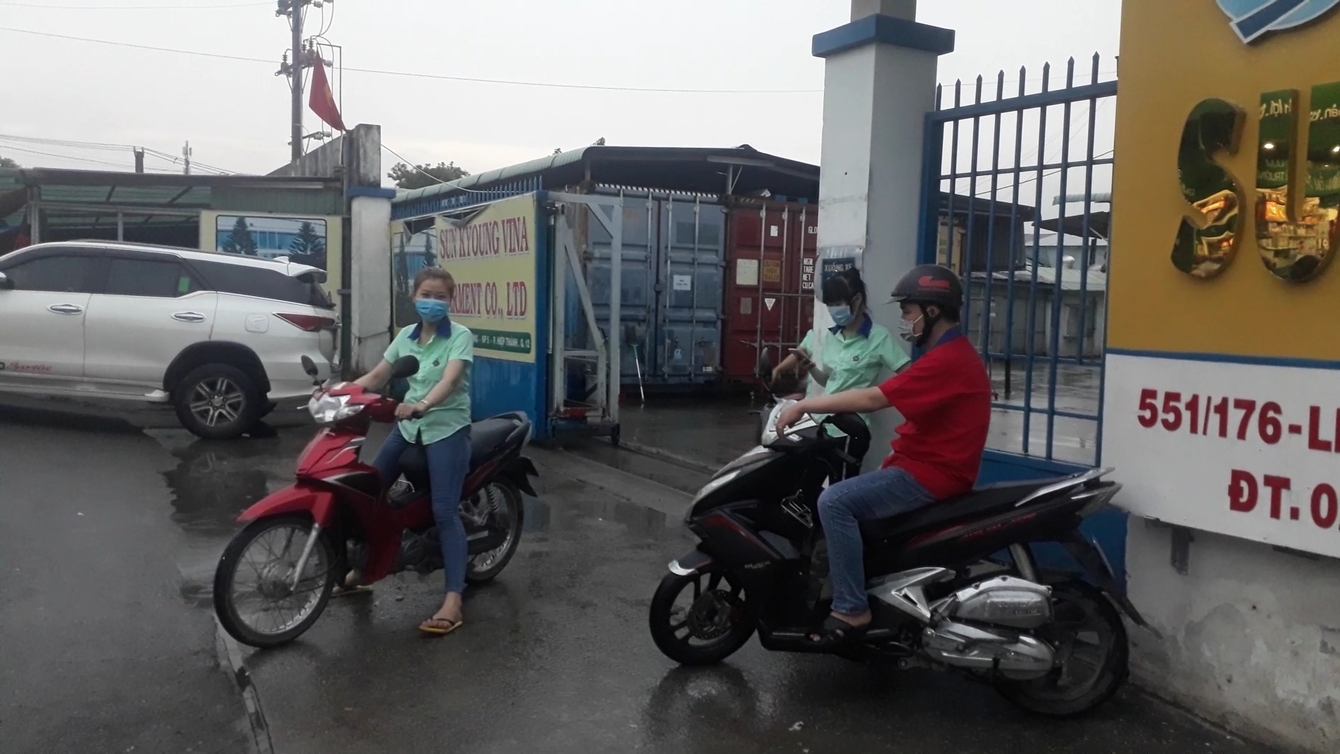 Một số công nhân của Công ty TNHH May Sun Kyoung Việt Nam cảm thấy rất buồn vì cách hành xử của giám đốc 2828 z2024777668736 a75d5e7f1928ee0a7a289ca420d88f43