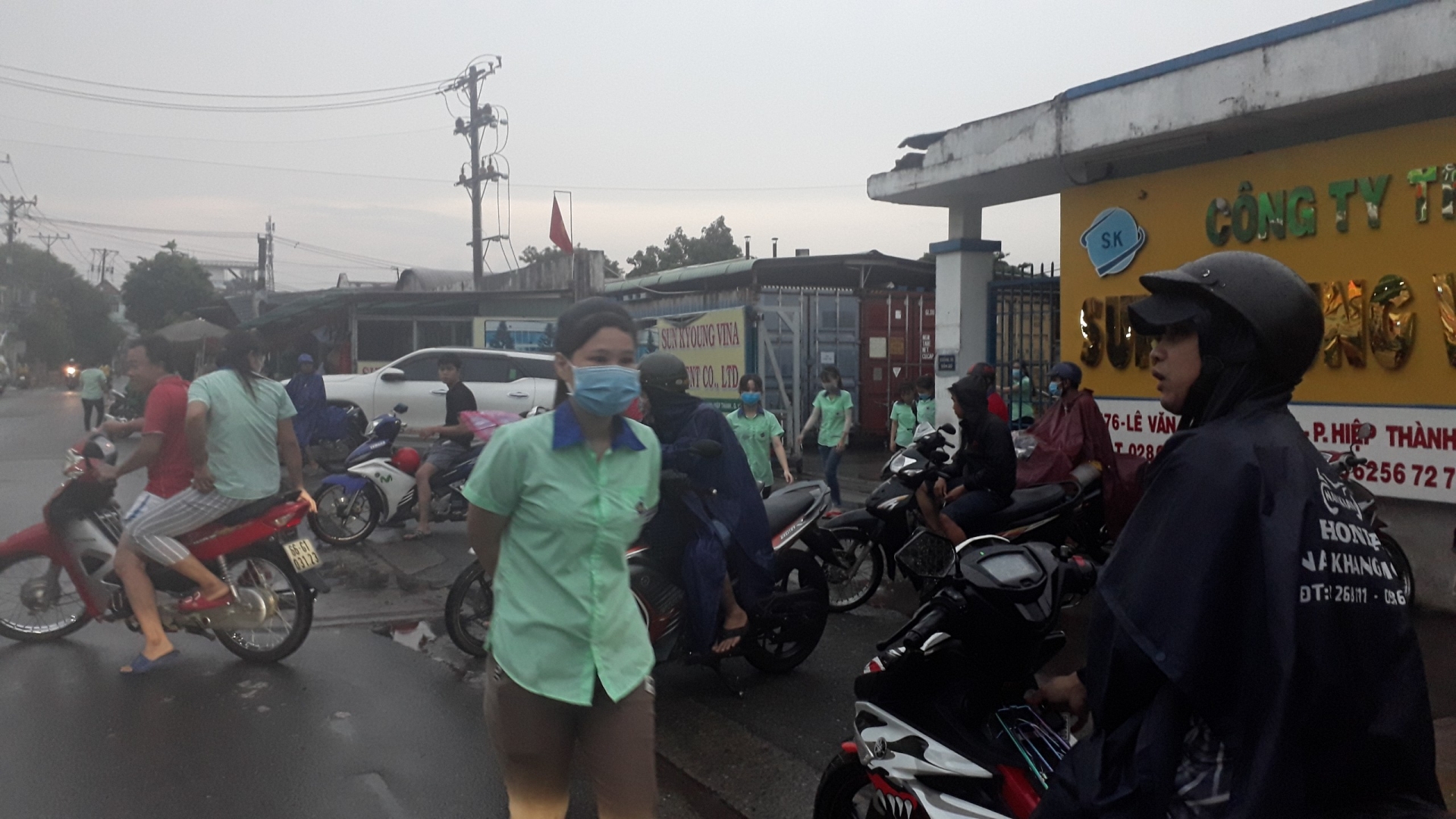 Theo các chuyên gia lao động, lãnh đạo và công nhân nên đối thoại để hai bên hiểu nhau và những người quan tâm nắm được vấn đề tránh gây bức xúc dư luận 3006 z2024777693631 2914abc66f01bf563e2cf43ca320a8aa