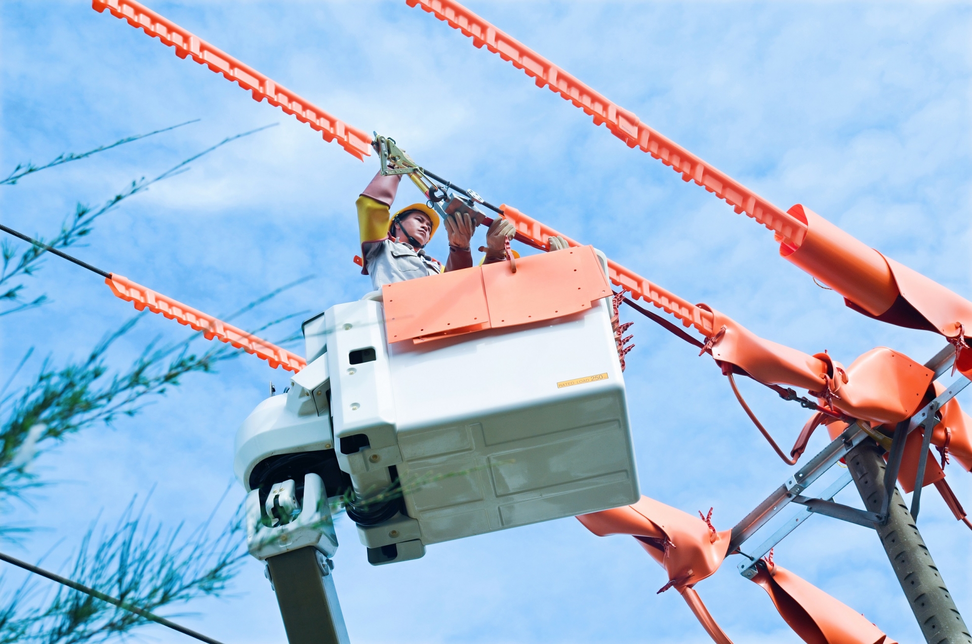 Công nhân viên EVNSPC sửa chữa điện hotline, đảm bảo không cắt điện của khách hàng 0035 hotline 15