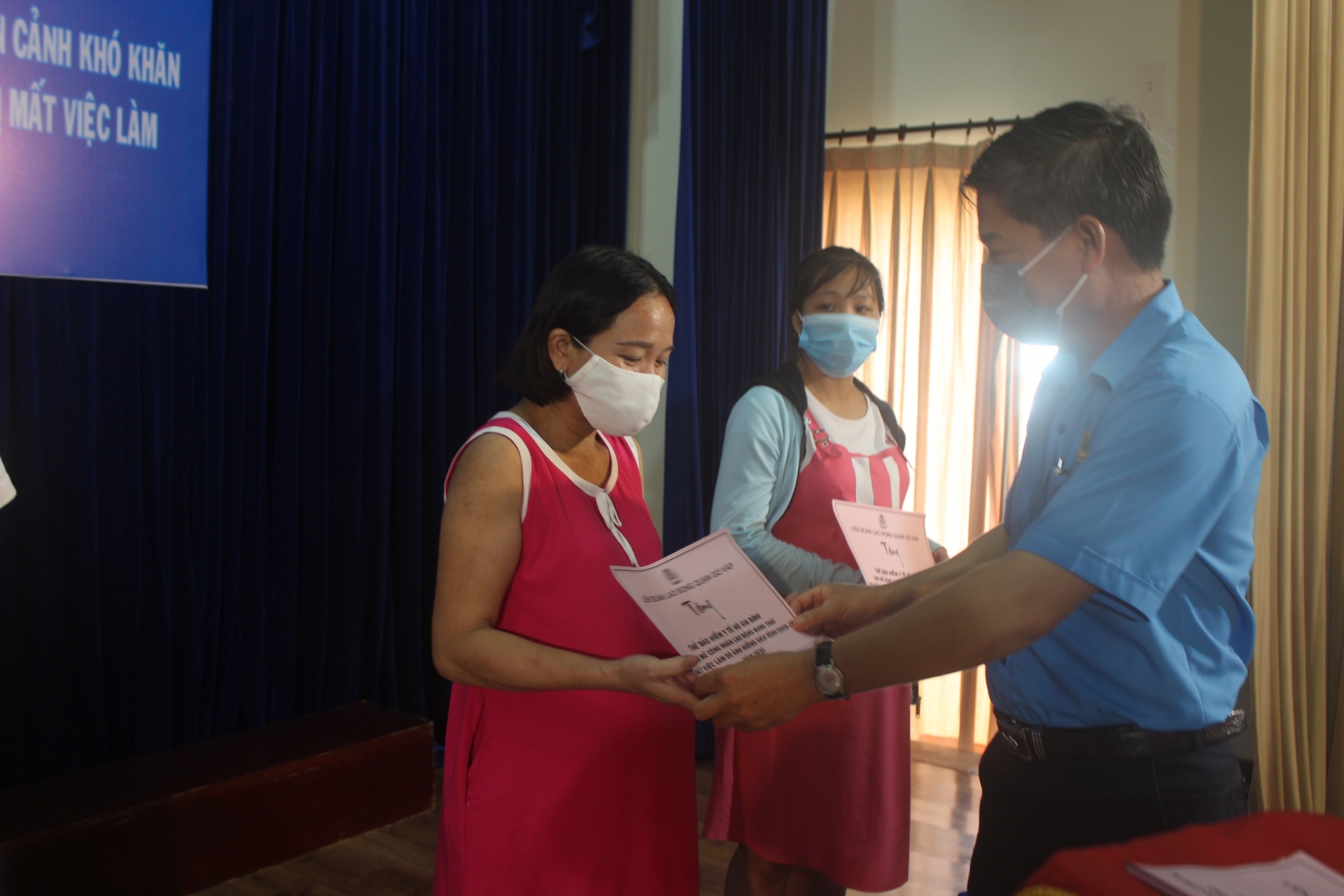 Ông Phạm Chí Tâm, Phó Chủ tịch LĐLĐ TP HCM, tặng thẻ BHYT cho nữ công nhân Công ty CP Giày da Huê Phong 3732 img 5119