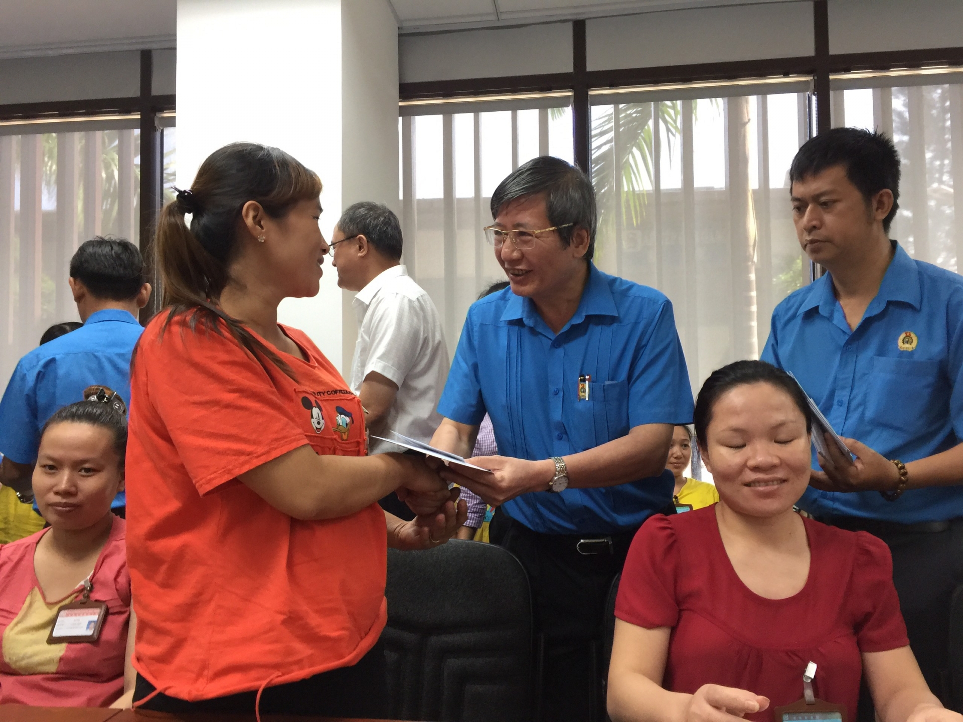 Phó Chủ tịch Thường trực Tổng LĐLĐ Việt Nam Trần Thanh Hải thăm hỏi nữ công nhân mang thai có hoàn cảnh khó khăn làm việc tại Công ty Huê Phong 3840 2382dd2bd572282c7163