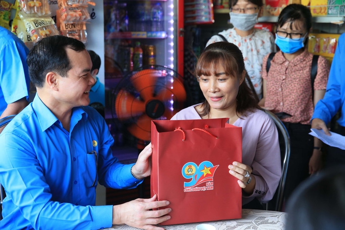 Ông Phạm Đình Khang - Chủ tịch Tổng LĐLĐ Việt Nam tặng quà, cảm ơn chủ nhà trọ đã đồng hành, chia sẻ với công nhân gặp khó khăn vì dịch Covid-19 3952 tang qua cho chu nha tro