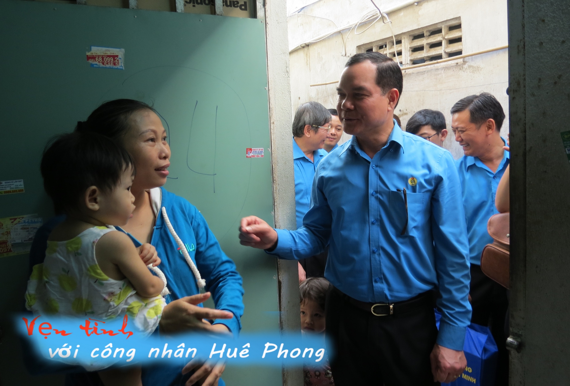 Vẹn tình với công nhân Huê Phong Vẹn tình với công nhân Huê Phong