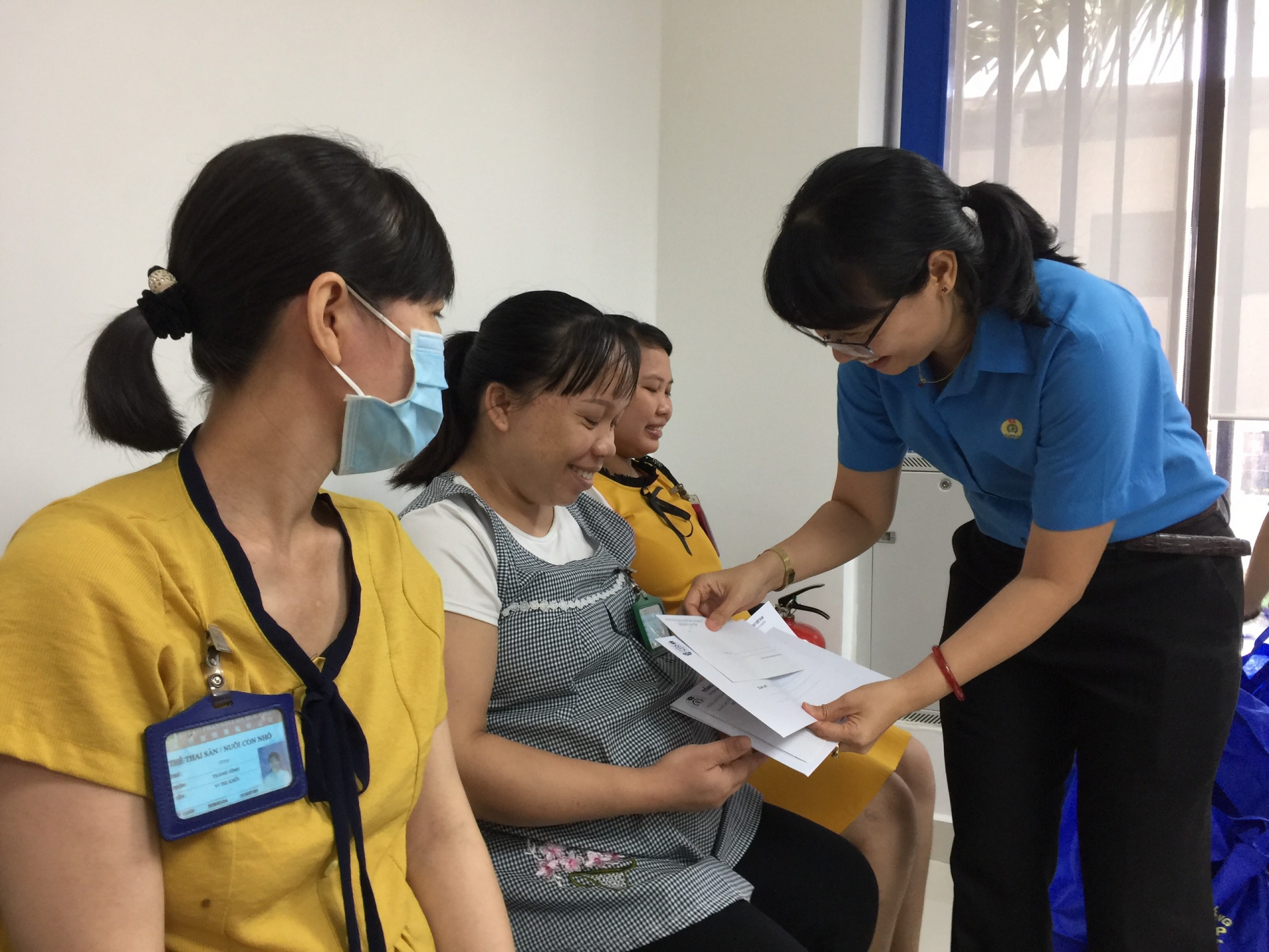 Vẹn tình với công nhân Huê Phong Vẹn tình với công nhân Huê Phong