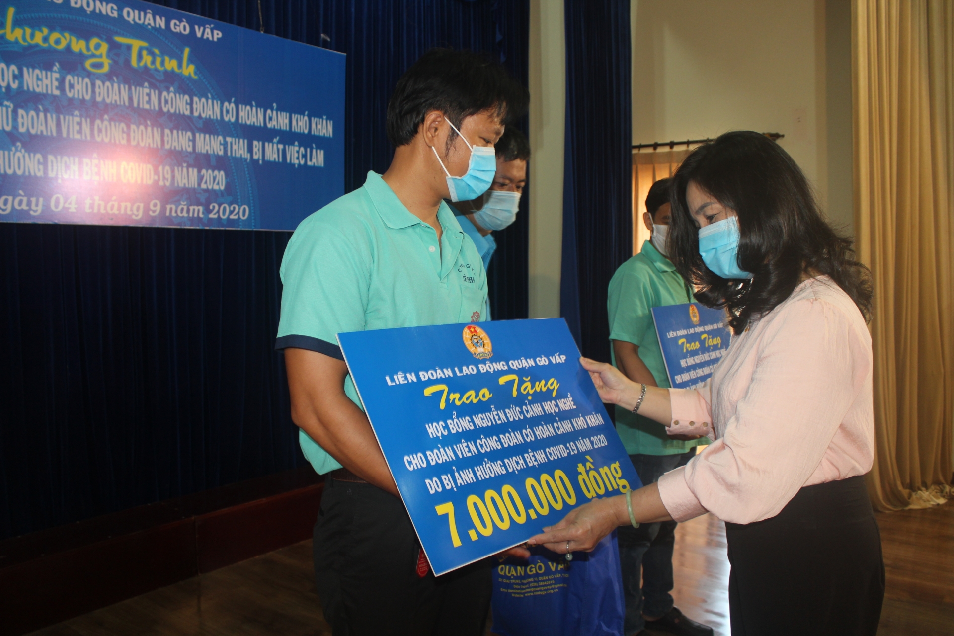 Vẹn tình với công nhân Huê Phong Vẹn tình với công nhân Huê Phong