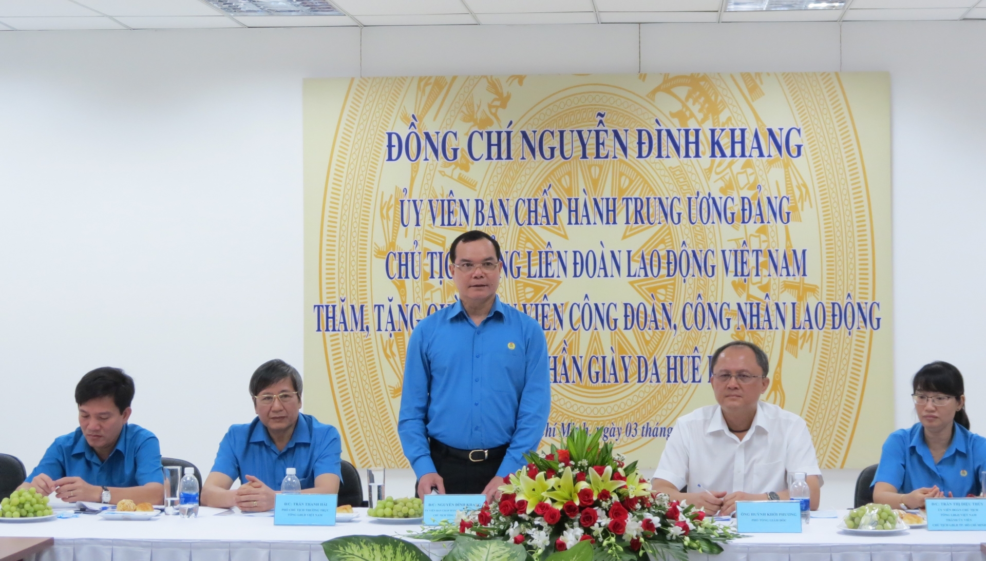 Vẹn tình với công nhân Huê Phong Vẹn tình với công nhân Huê Phong