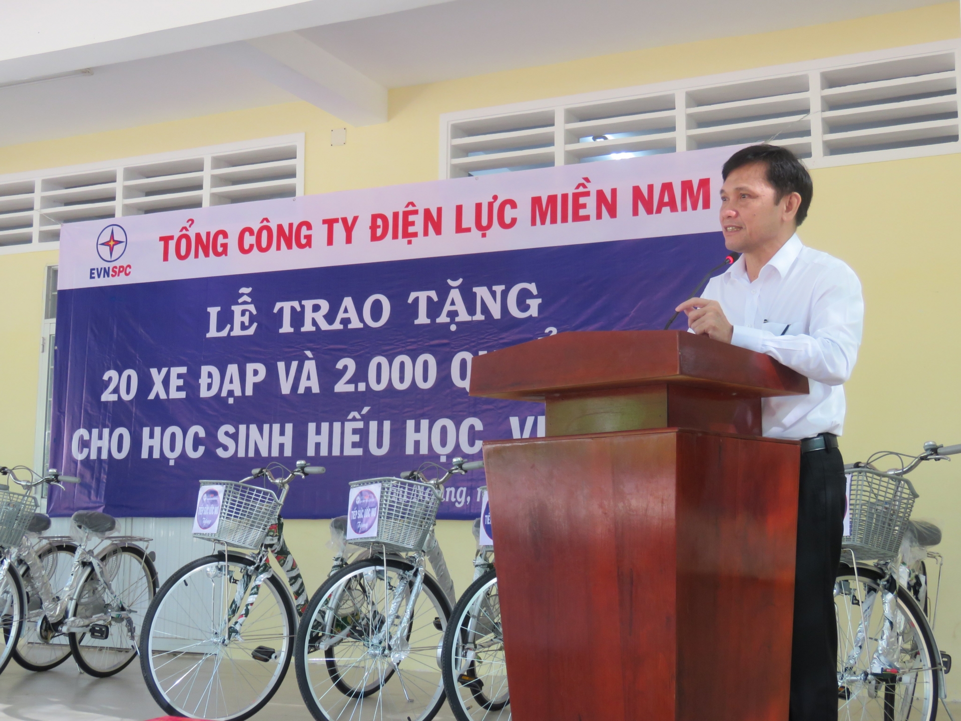 EVNSPC tặng xe đạp, động viên các em học sinh người Khmer tiếp tục đến trường EVNSPC tặng xe đạp, động viên các em học sinh người Khmer tiếp tục đến trường