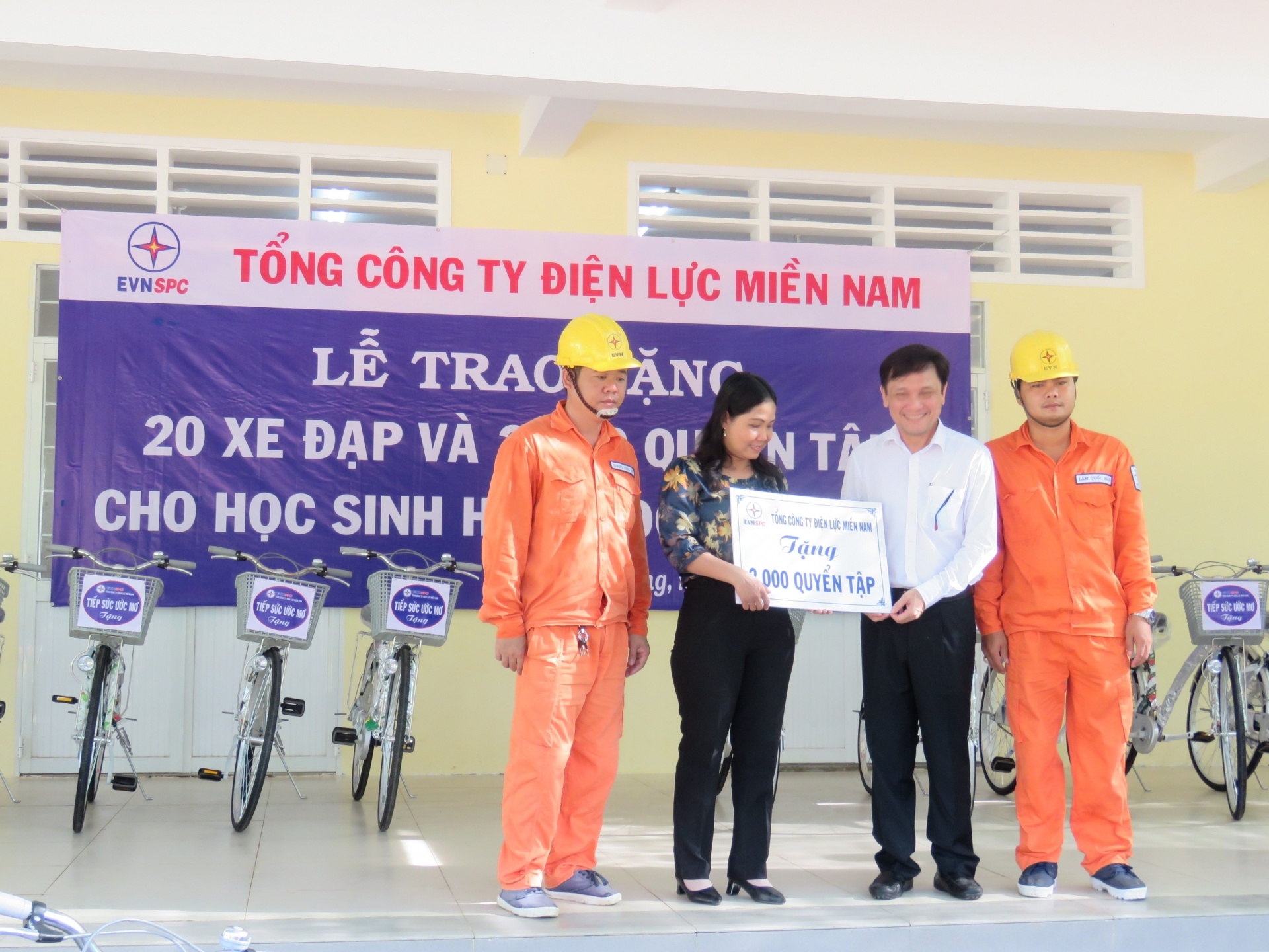 EVNSPC tặng xe đạp, động viên các em học sinh người Khmer tiếp tục đến trường EVNSPC tặng xe đạp, động viên các em học sinh người Khmer tiếp tục đến trường