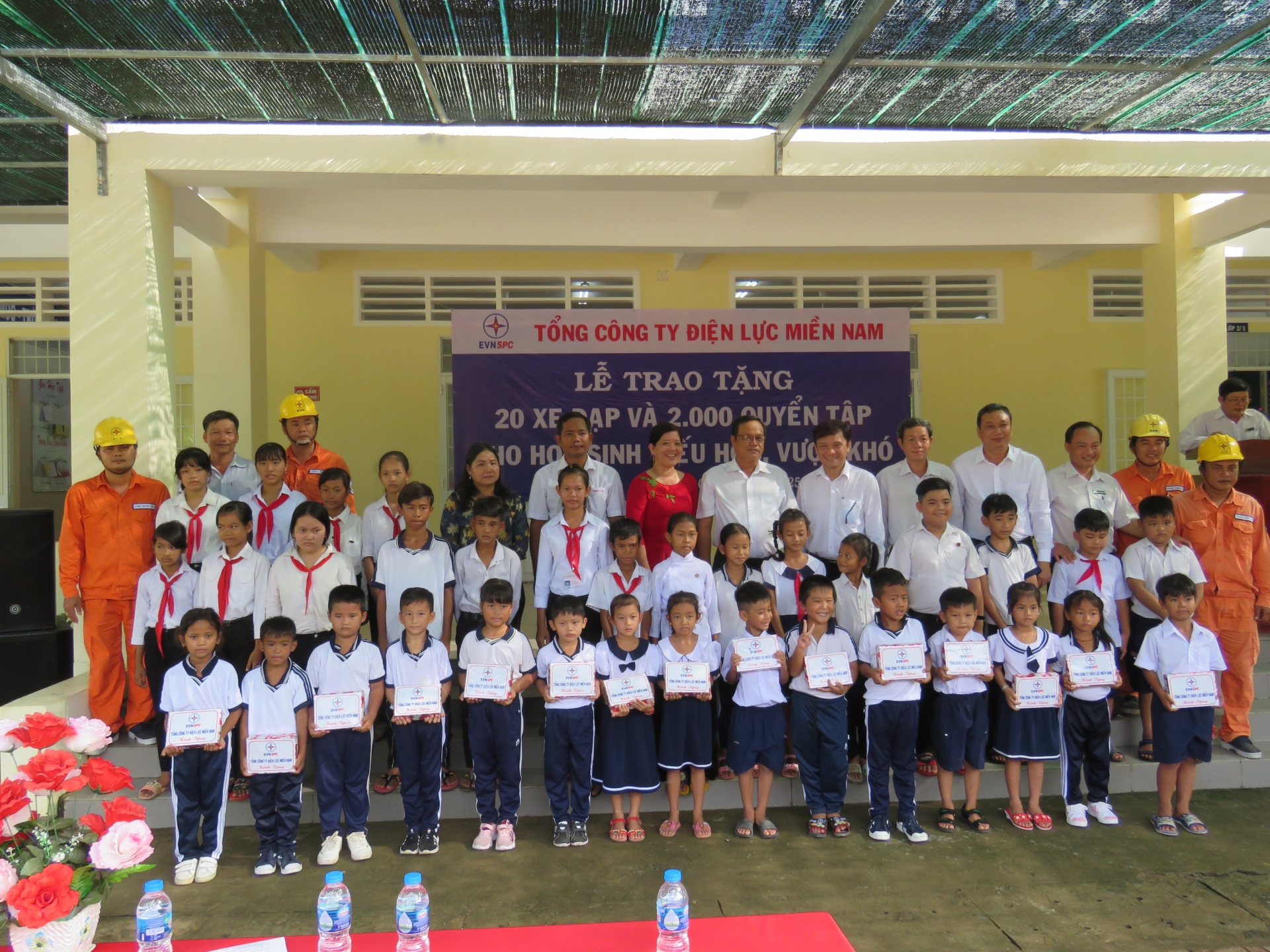 EVNSPC tặng xe đạp, động viên các em học sinh người Khmer tiếp tục đến trường EVNSPC tặng xe đạp, động viên các em học sinh người Khmer tiếp tục đến trường