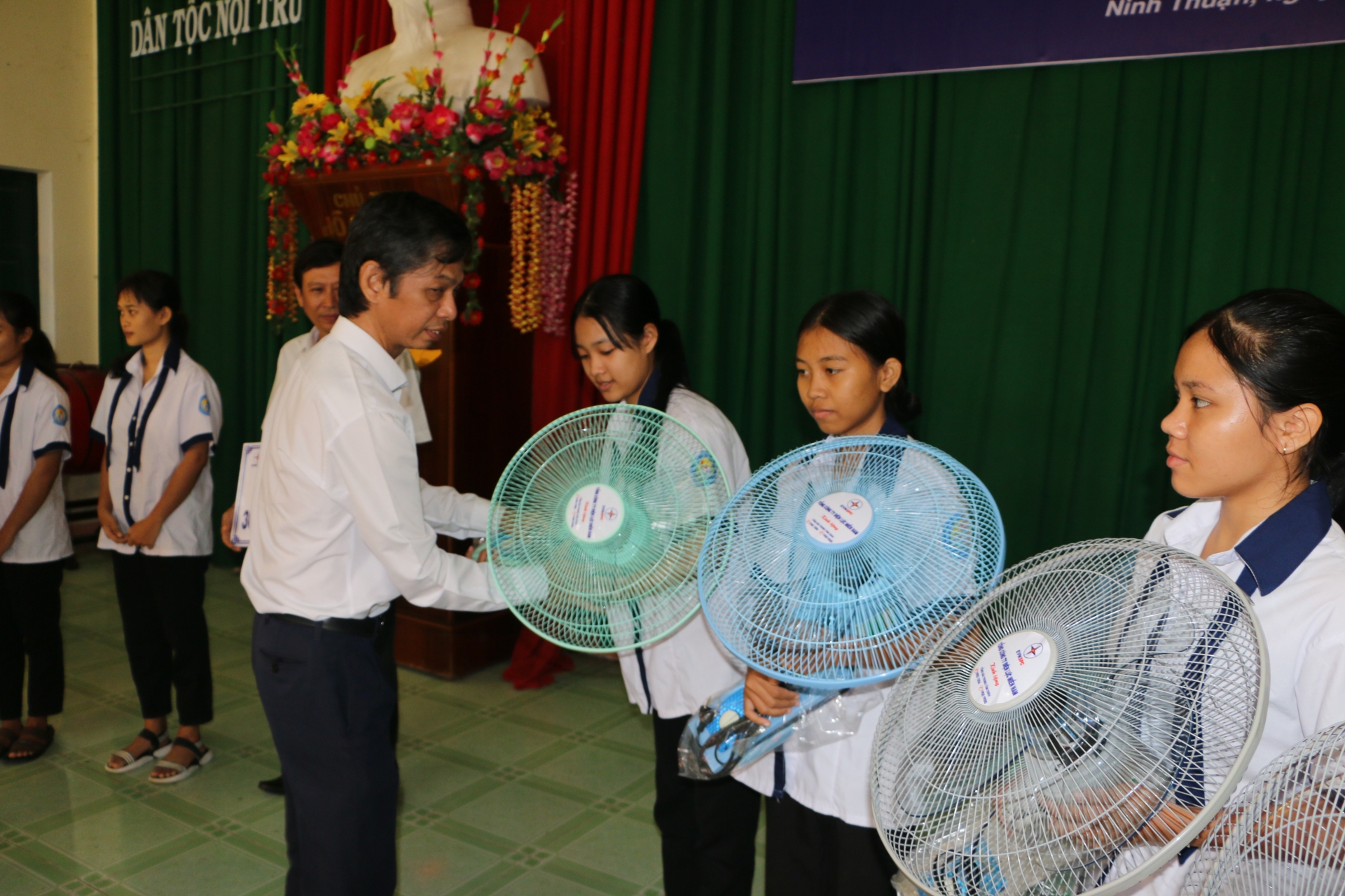 Lãnh đạo EVNSPC kiểm tra công tác chuẩn bị ứng phó mưa bão tại Ninh Thuận Lãnh đạo EVNSPC kiểm tra công tác chuẩn bị ứng phó mưa bão tại Ninh Thuận