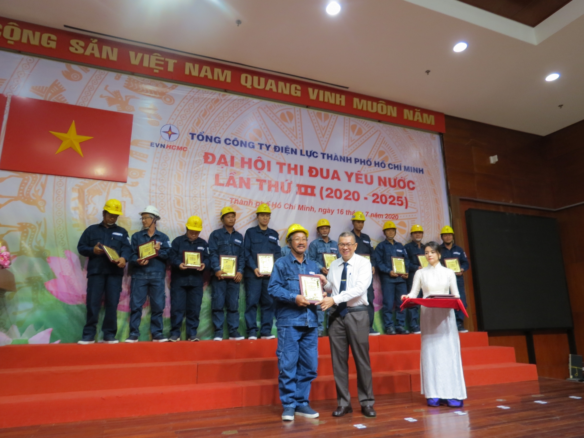 Những người thợ không ngại khó Những người thợ không ngại khó