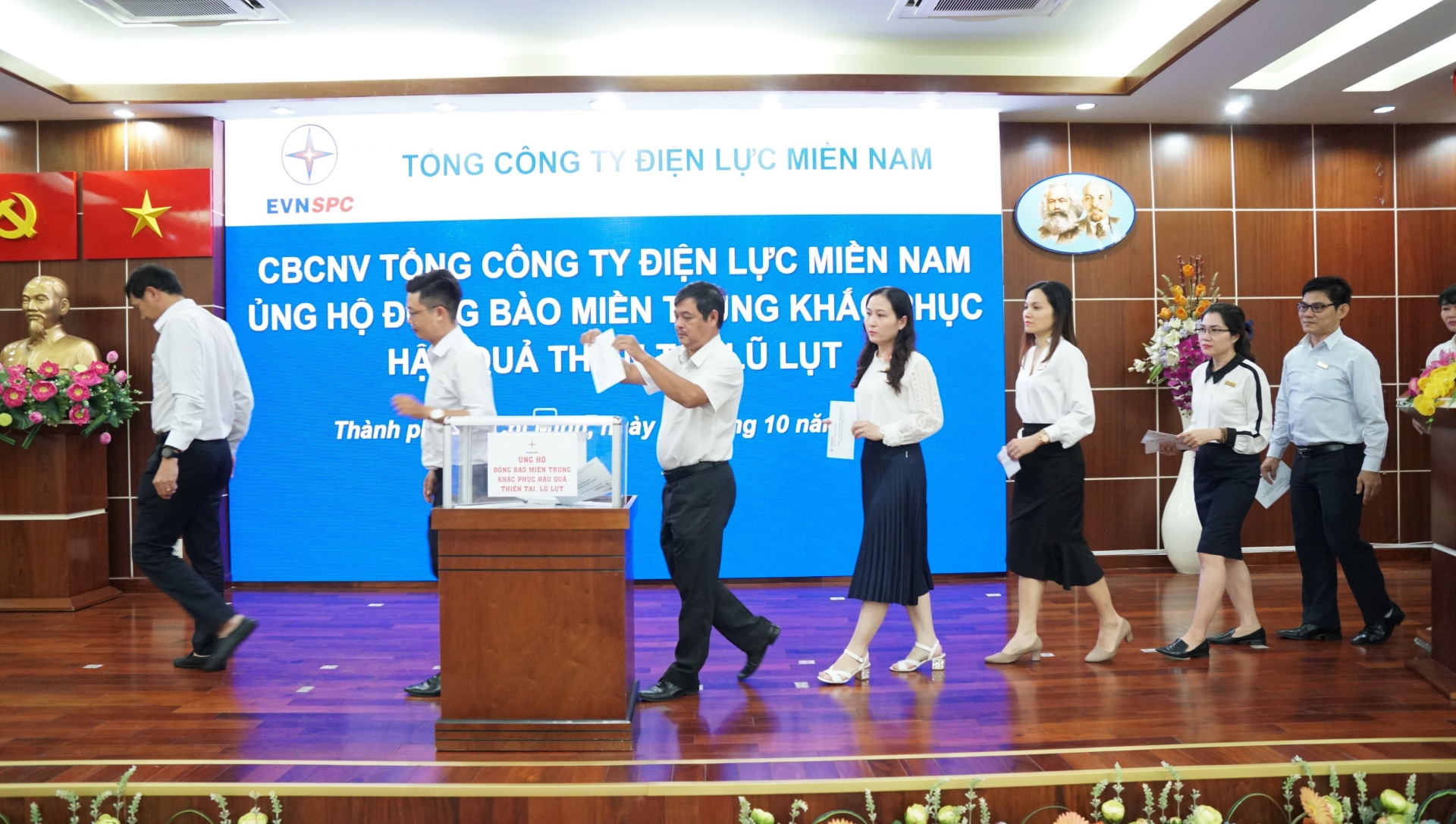 Công nhân viên ngành Điện hỗ trợ, ủng hộ đồng bào miền Trung khắc phục thiên tai Công nhân viên ngành Điện hỗ trợ, ủng hộ đồng bào miền Trung khắc phục thiên tai