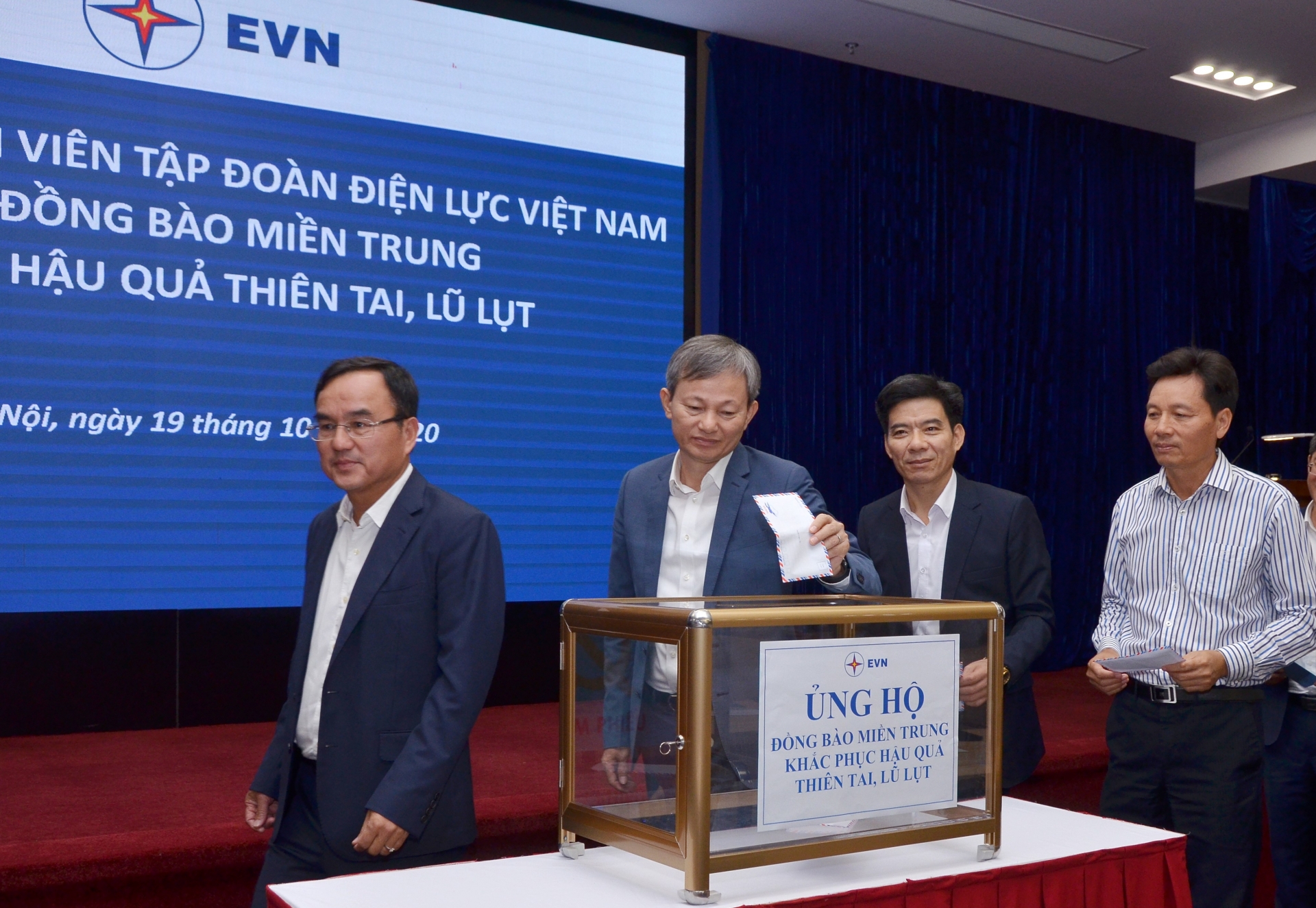 Công nhân viên ngành Điện hỗ trợ, ủng hộ đồng bào miền Trung khắc phục thiên tai Công nhân viên ngành Điện hỗ trợ, ủng hộ đồng bào miền Trung khắc phục thiên tai