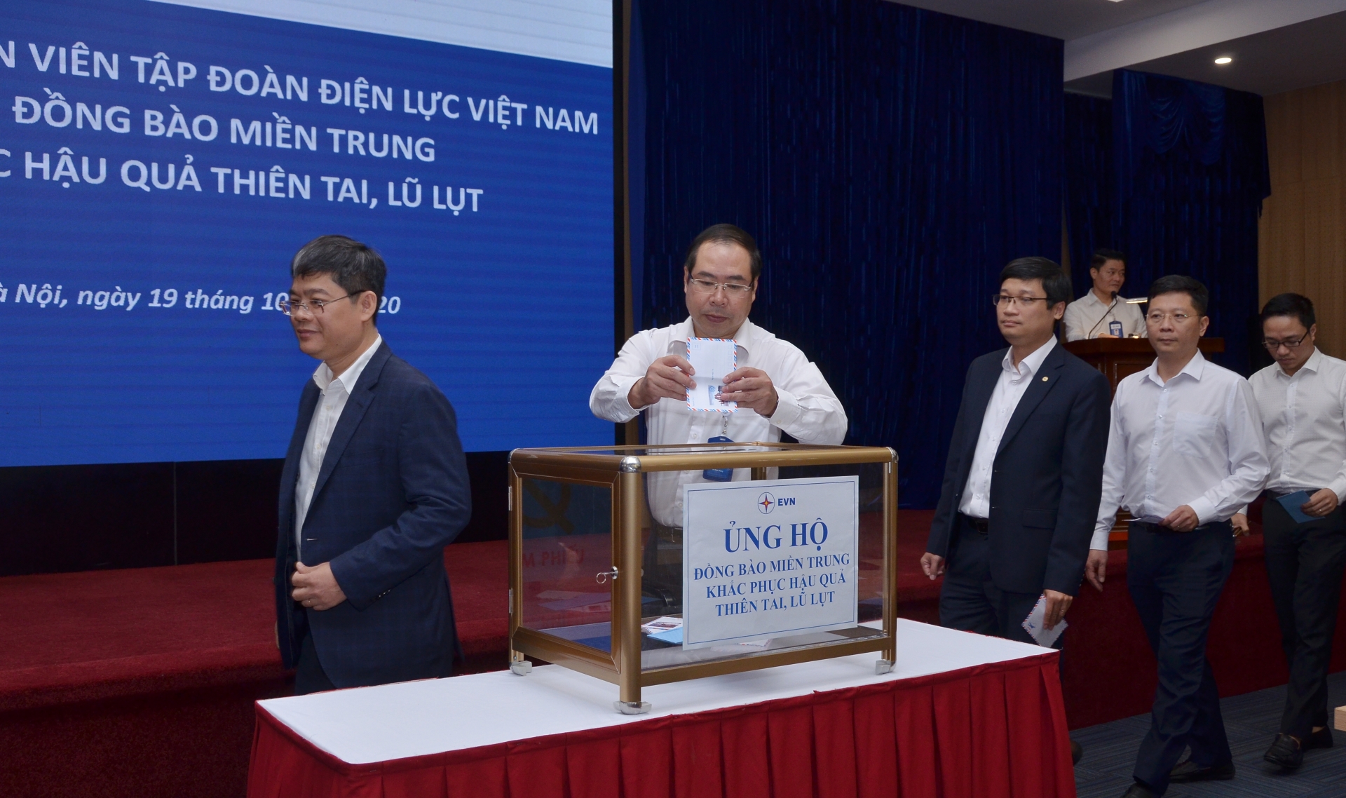 Công nhân viên ngành Điện hỗ trợ, ủng hộ đồng bào miền Trung khắc phục thiên tai Công nhân viên ngành Điện hỗ trợ, ủng hộ đồng bào miền Trung khắc phục thiên tai