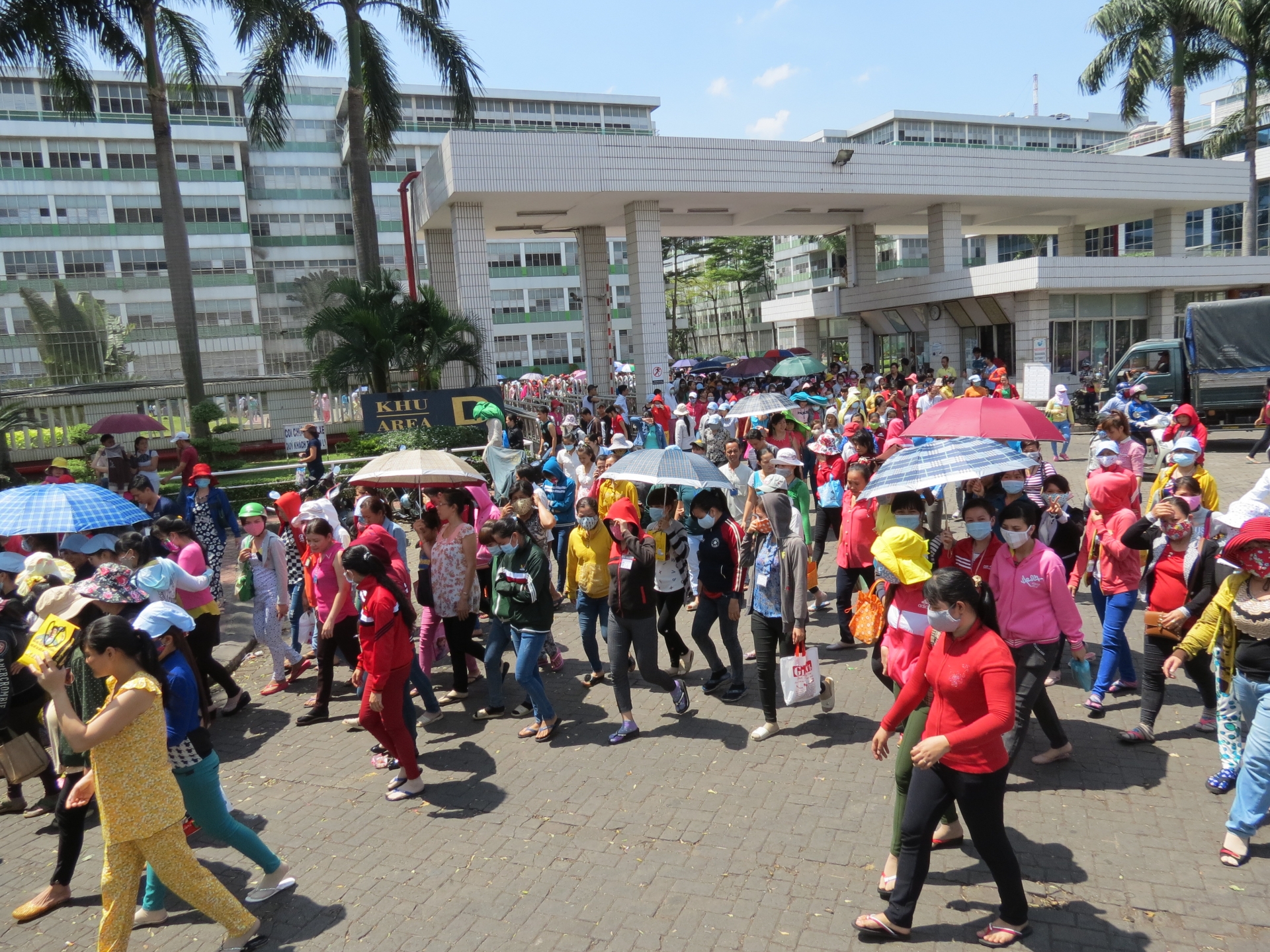 Hàng làm không kịp, PouYuen Việt Nam tuyển 2.000 công nhân chính thức Hàng làm không kịp, PouYuen Việt Nam tuyển 2.000 công nhân chính thức