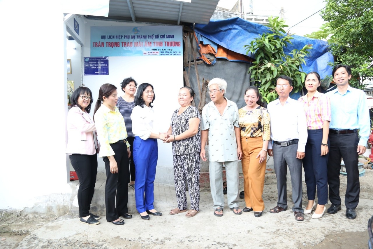 Trao “niềm vui nhà mới” đến gia đình chị em có hoàn cảnh khó khăn Trao “niềm vui nhà mới” đến gia đình chị em có hoàn cảnh khó khăn