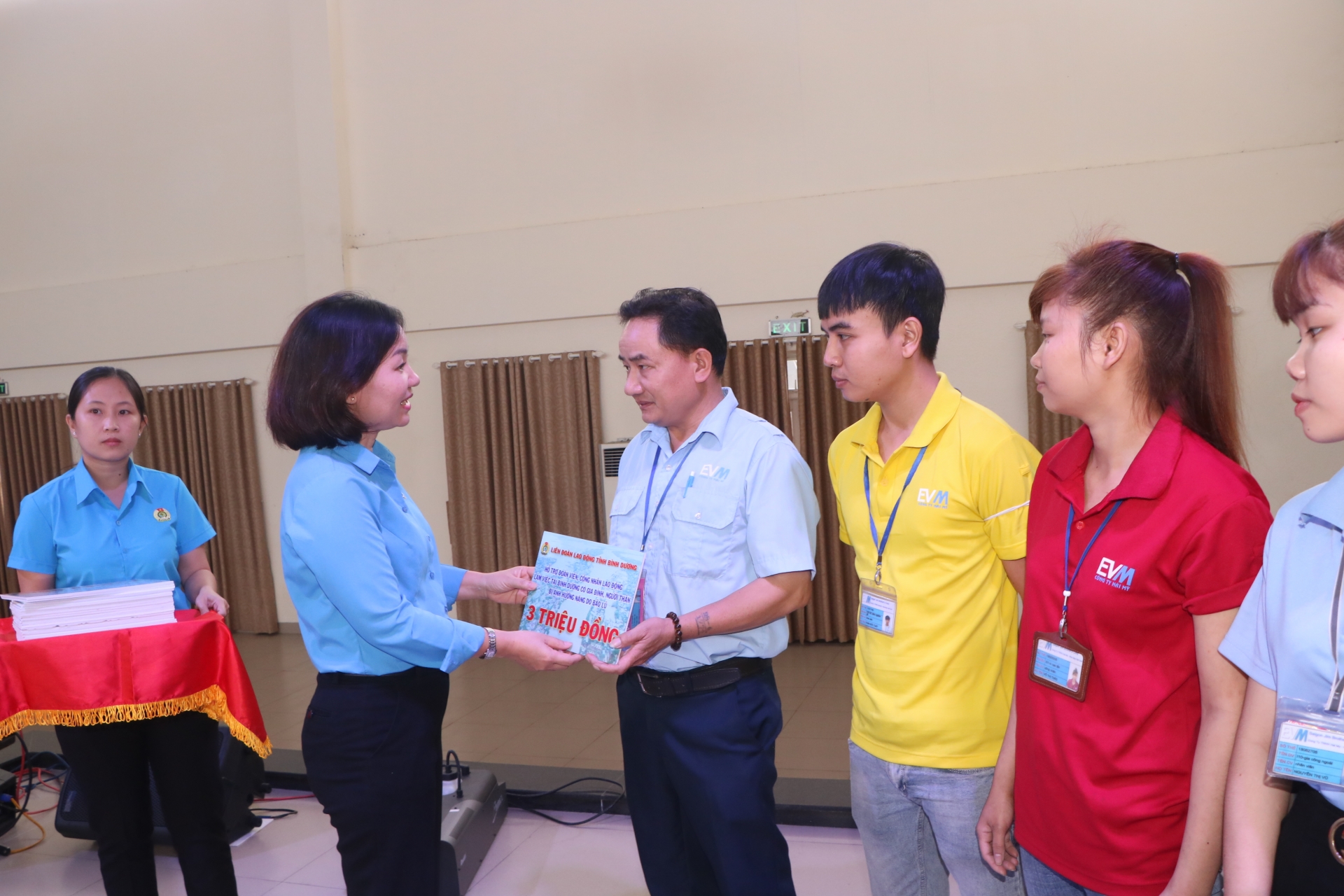 “Em sẽ gửi tiền về cho ba mẹ và nói rằng đây là quà của Công đoàn Bình Dương” “Em sẽ gửi tiền về cho ba mẹ và nói rằng đây là quà của Công đoàn Bình Dương”