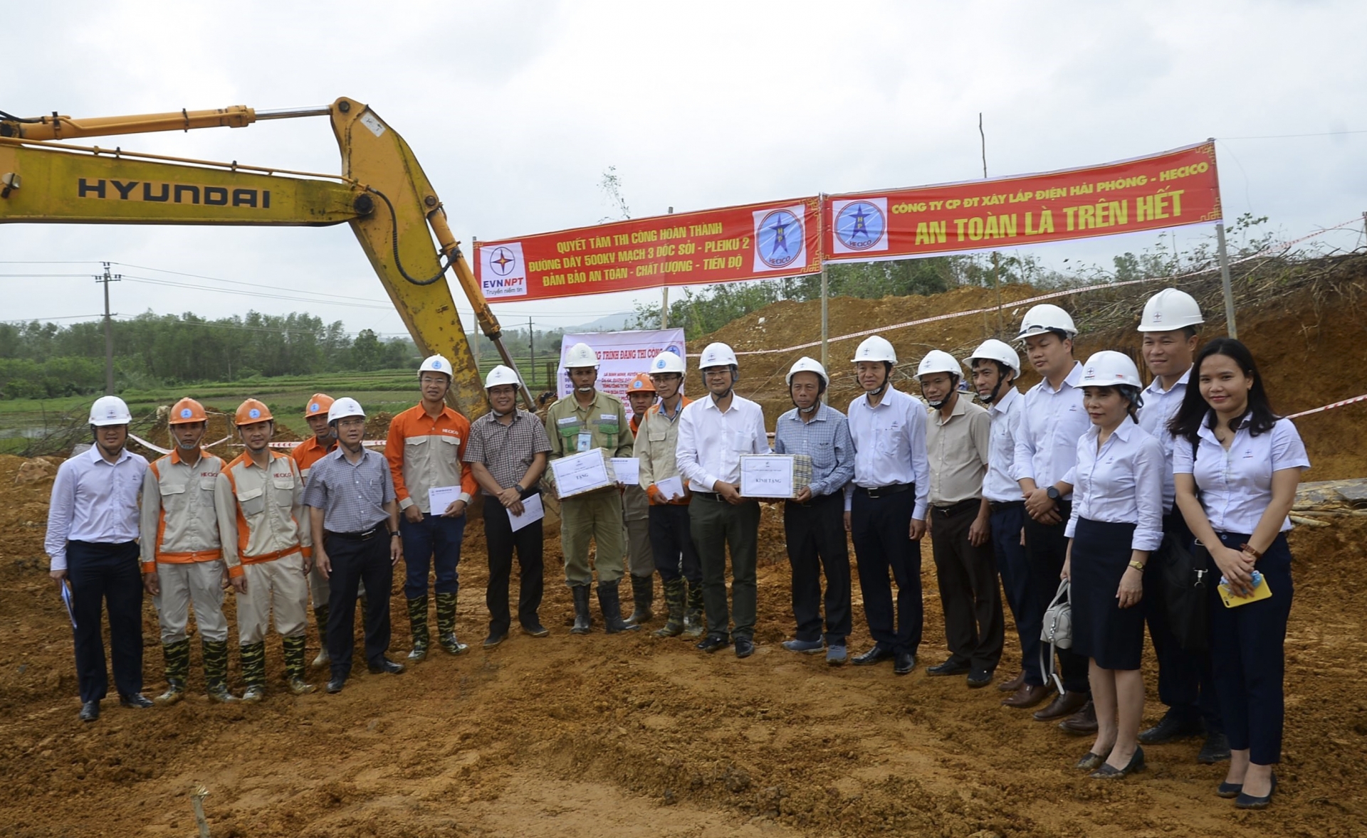 Cổ vũ tinh thần những người thợ vượt gian khó trên công trình Đường dây 500kV mạch 3 Cổ vũ tinh thần những người thợ vượt gian khó trên công trình Đường dây 500kV mạch 3