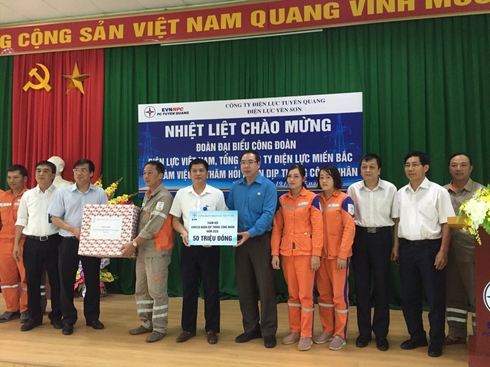 Chăm lo tốt cho người lao động, chia sẻ với cộng đồng trong một năm nhiều khó khăn! Chăm lo tốt cho người lao động, chia sẻ với cộng đồng trong một năm nhiều khó khăn!