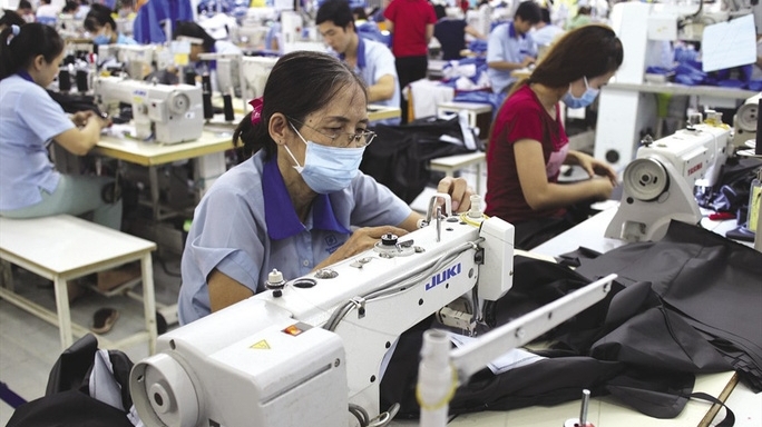 Tăng thêm giờ làm cho lao động nhặt chỉ thừa ở công ty may