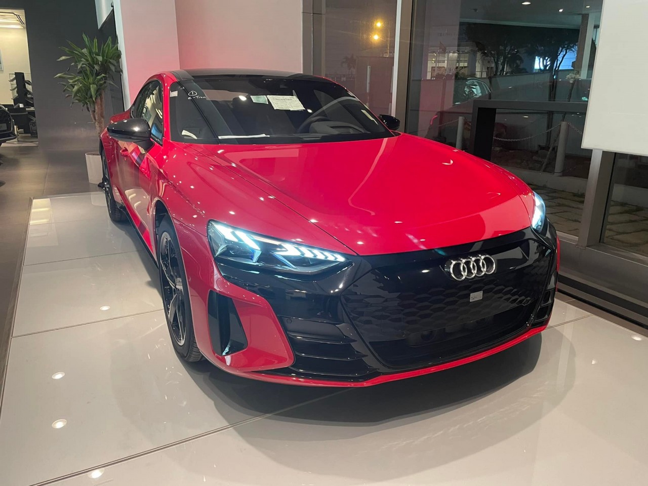 Audi e-tron GT 2022 chính hãng có mặt tại Việt Nam