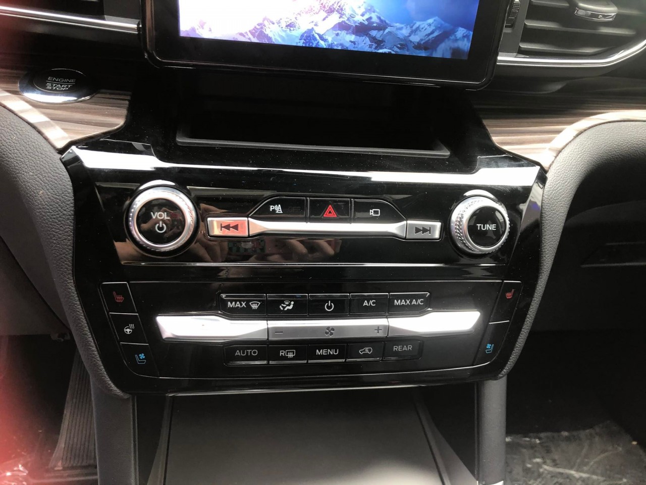 Ford Explorer mới ra mắt, giá 2,366 tỷ đồng