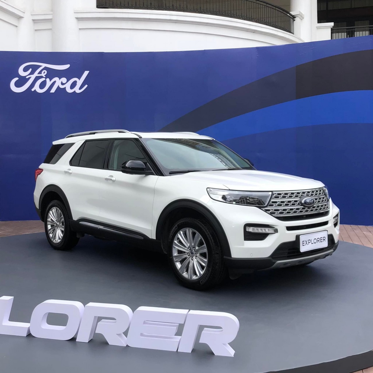 Ford Explorer mới ra mắt, giá 2,366 tỷ đồng