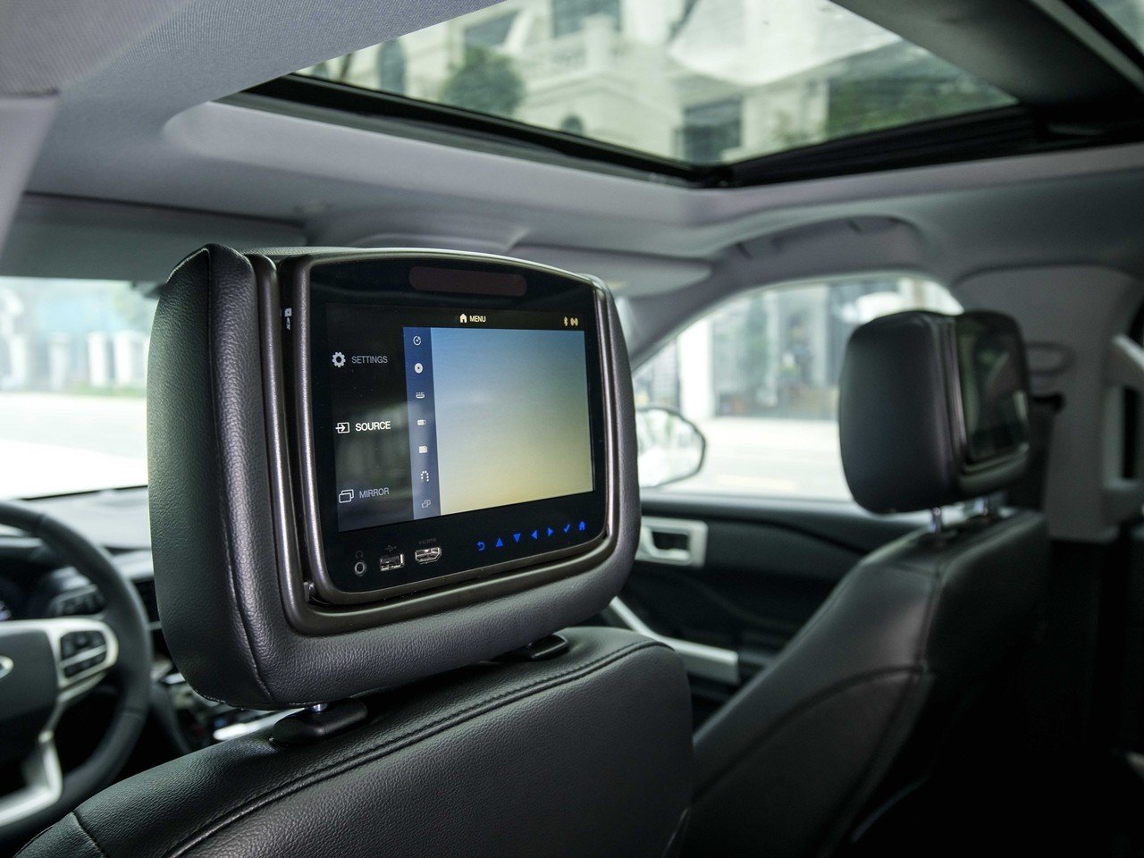 Cận cảnh Ford Explorer 2022 giá 2,366 tỷ tại Việt Nam