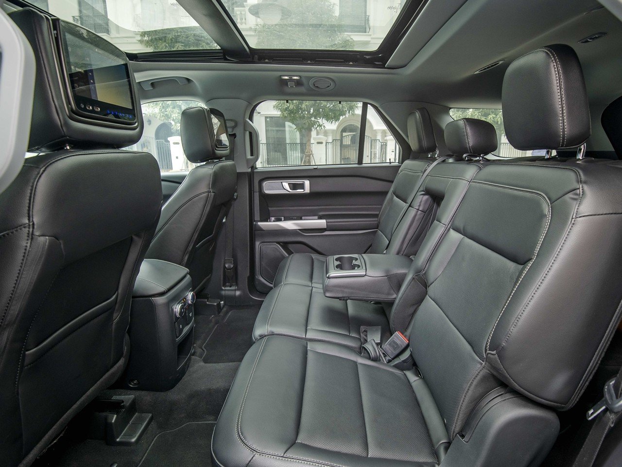 Cận cảnh Ford Explorer 2022 giá 2,366 tỷ tại Việt Nam