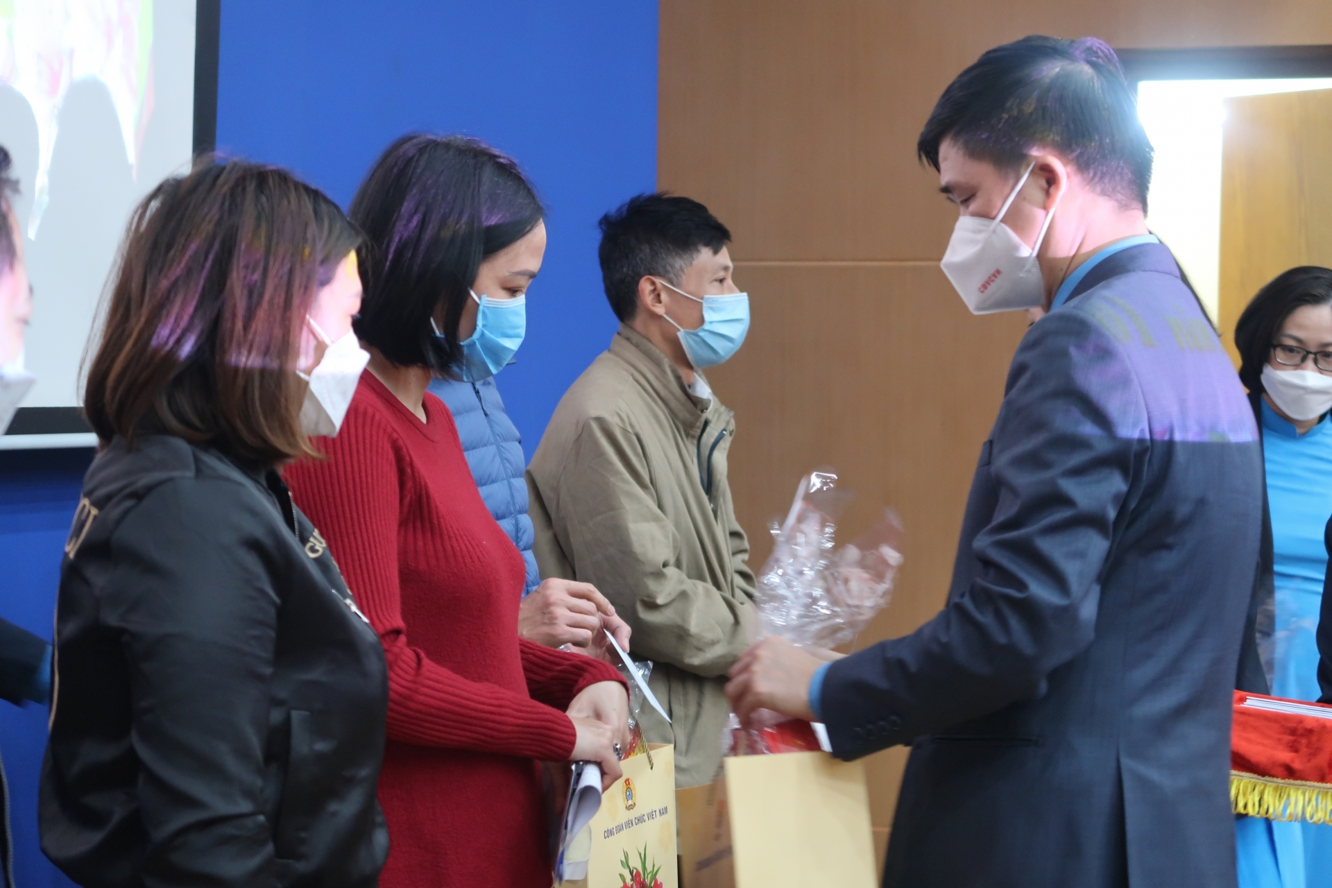 Công đoàn Viên chức Việt Nam: San sẻ với đoàn viên còn nhiều khó khăn nhân dịp Tết