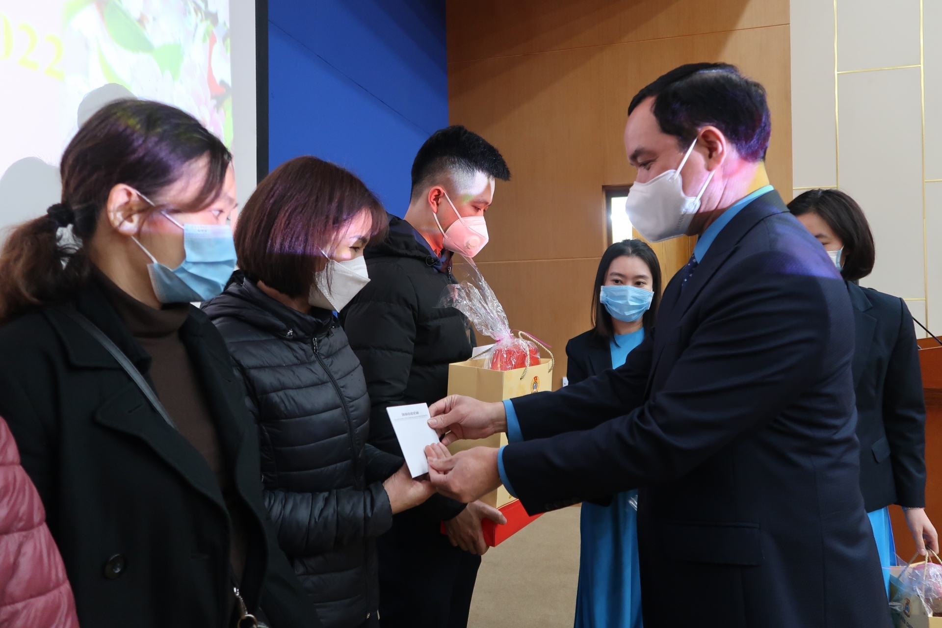 Công đoàn Viên chức Việt Nam: San sẻ với đoàn viên còn nhiều khó khăn nhân dịp Tết