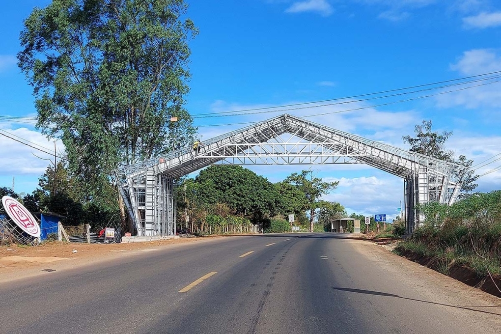 Cổng chào tiền tỉ và đô thị ánh sáng giữa đại ngàn