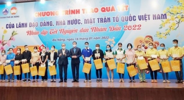 Chủ tịch nước Nguyễn Xuân Phúc trao quà Tết cho người lao động khó khăn tại TP Đà Nẵng Chủ tịch nước Nguyễn Xuân Phúc trao quà Tết cho người lao động khó khăn tại TP Đà Nẵng