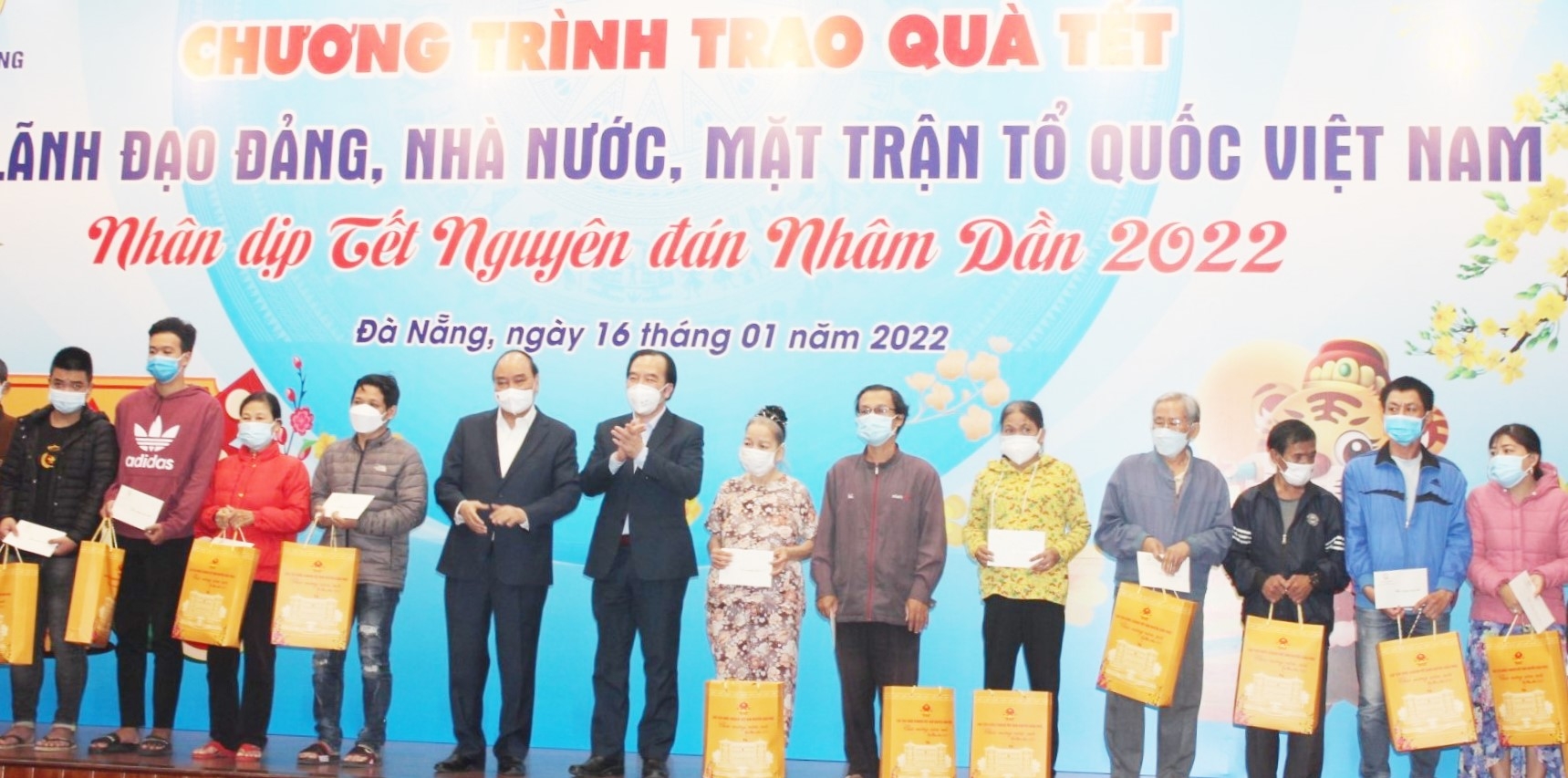 Chủ tịch nước Nguyễn Xuân Phúc trao quà Tết cho người lao động khó khăn tại TP Đà Nẵng Chủ tịch nước Nguyễn Xuân Phúc trao quà Tết cho người lao động khó khăn tại TP Đà Nẵng