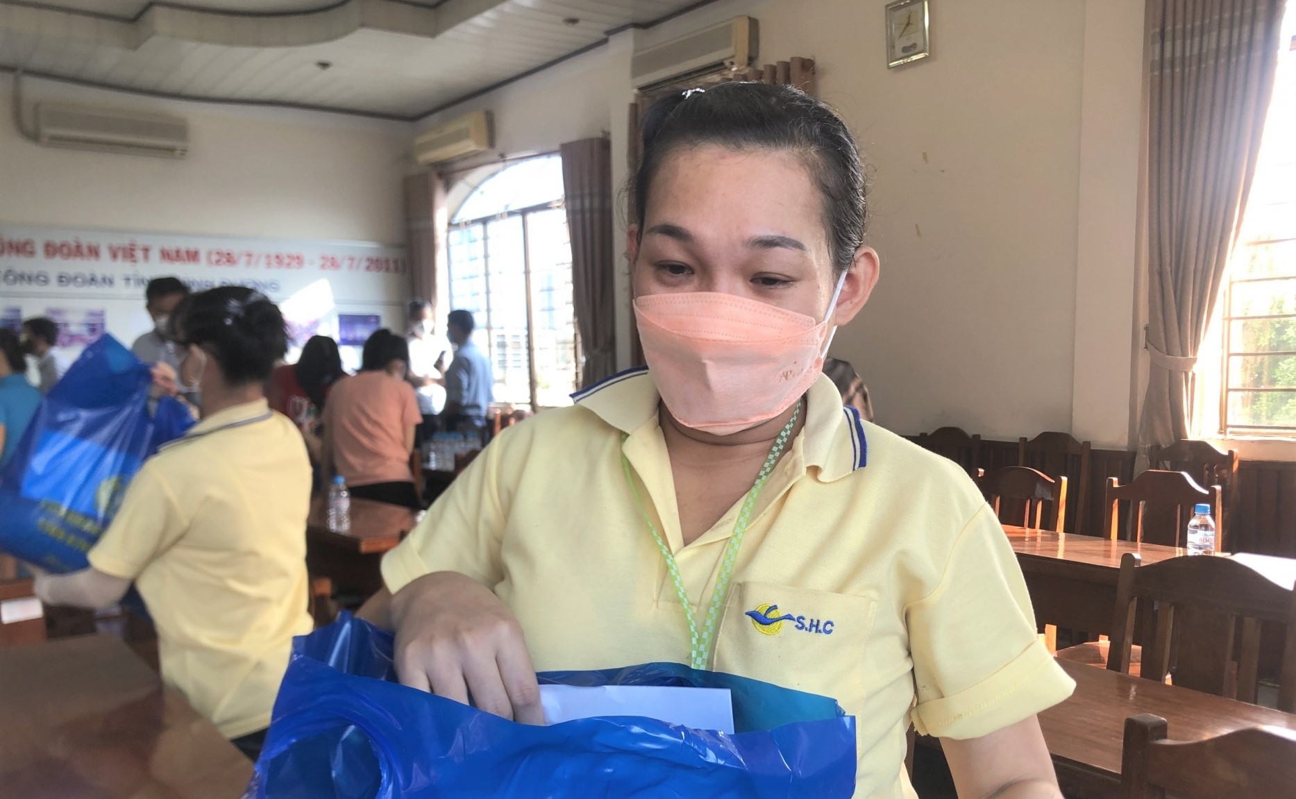 Người lao động vui mừng khi nhận quà Tết của Công đoàn Bình Dương Người lao động vui mừng khi nhận quà Tết của Công đoàn Bình Dương