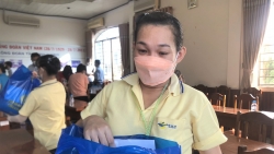 Người lao động vui mừng khi nhận quà Tết từ Công đoàn Bình Dương