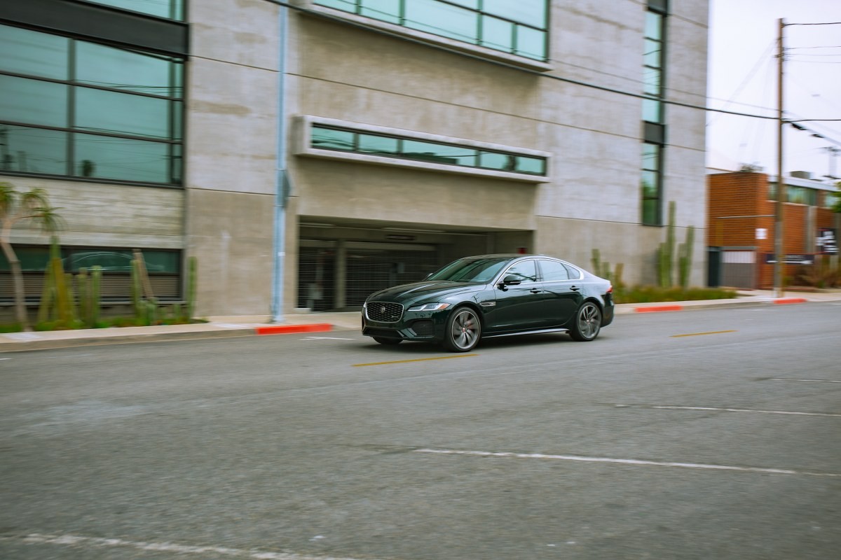 Độc lạ và thu hút với màu sơn British Racing Green trên Jaguar XF mới Độc lạ và thu hút với màu sơn British Racing Green trên Jaguar XF mới