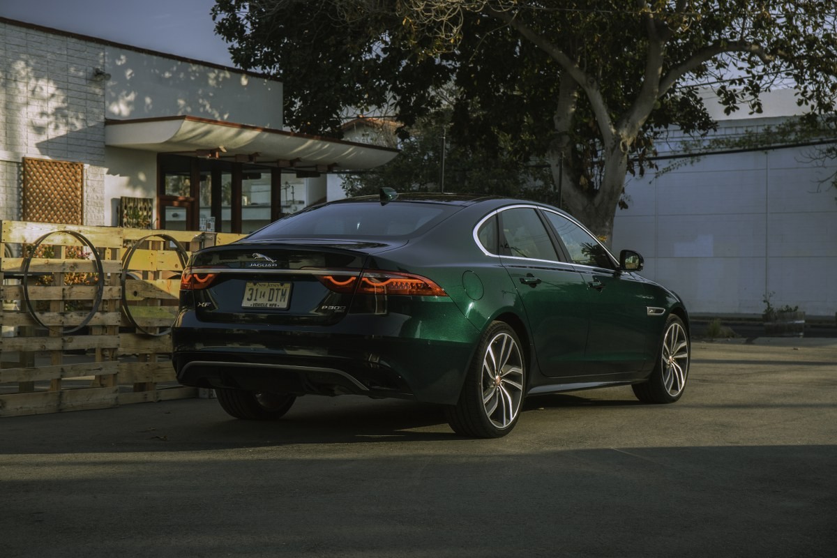 Độc lạ và thu hút với màu sơn British Racing Green trên Jaguar XF mới Độc lạ và thu hút với màu sơn British Racing Green trên Jaguar XF mới