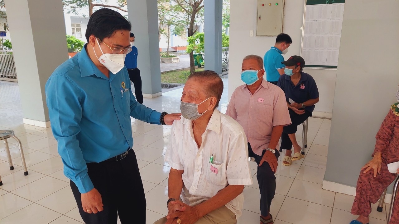 VWS hỗ trợ khám bệnh, tặng quà Tết cho 400 hộ khó khăn ở huyện Bình Chánh VWS hỗ trợ khám bệnh, tặng quà Tết cho 400 hộ khó khăn ở huyện Bình Chánh