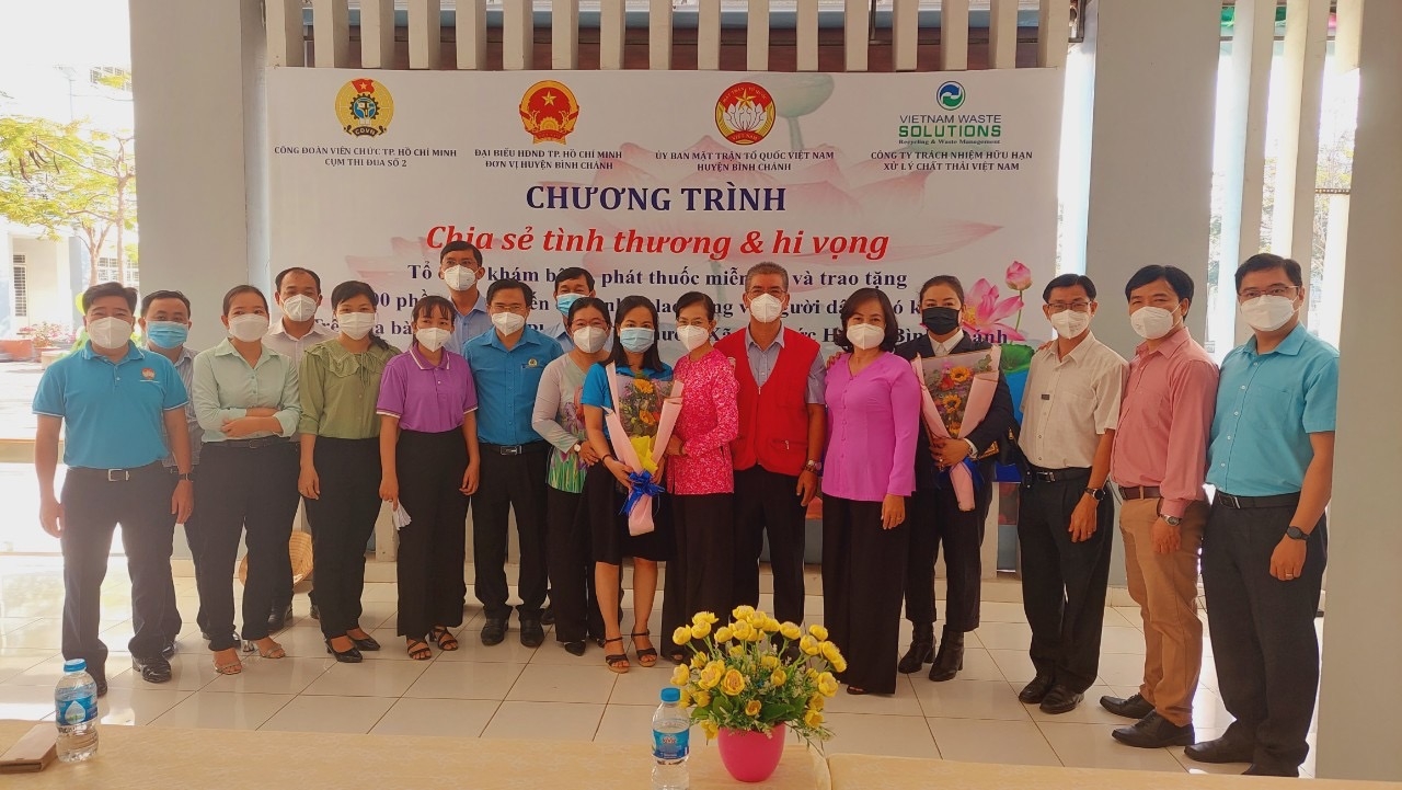 VWS hỗ trợ khám bệnh, tặng quà Tết cho 400 hộ khó khăn ở huyện Bình Chánh VWS hỗ trợ khám bệnh, tặng quà Tết cho 400 hộ khó khăn ở huyện Bình Chánh