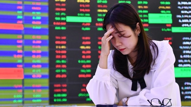 Thị trường chứng khoán tổn thương, ai chịu?
