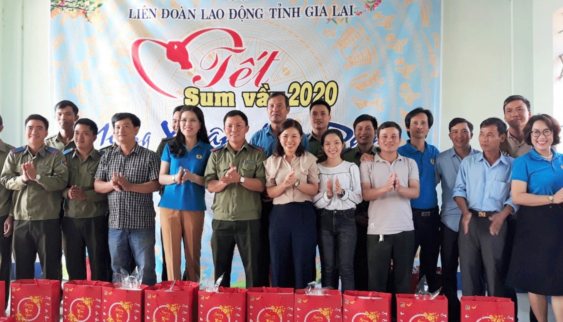 Mang Tết đến với những người ngày đêm canh giữ rừng